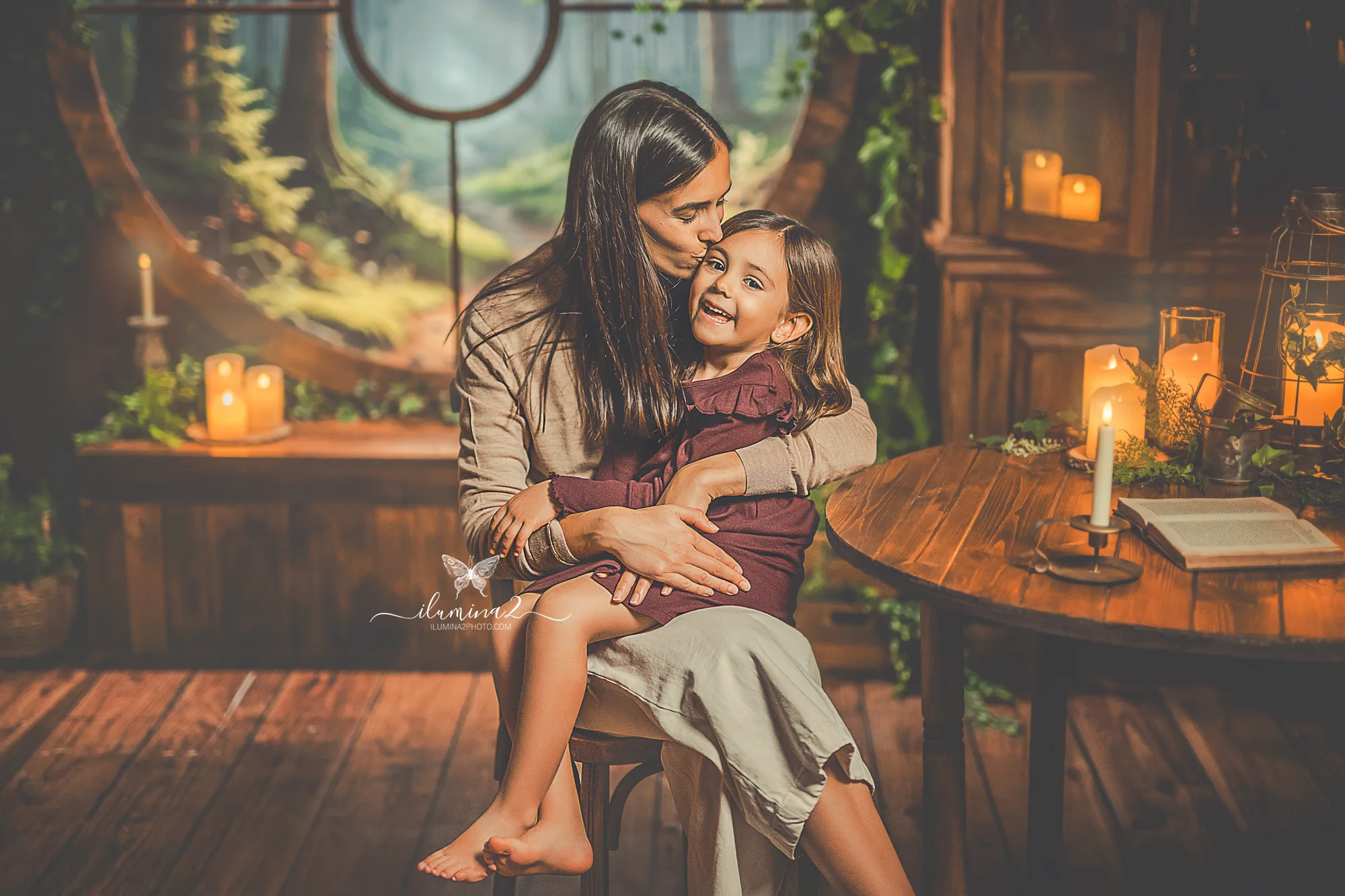 Fotografía navideña en familia con ambiente acogedor y tonos cálidos en Barcelona.