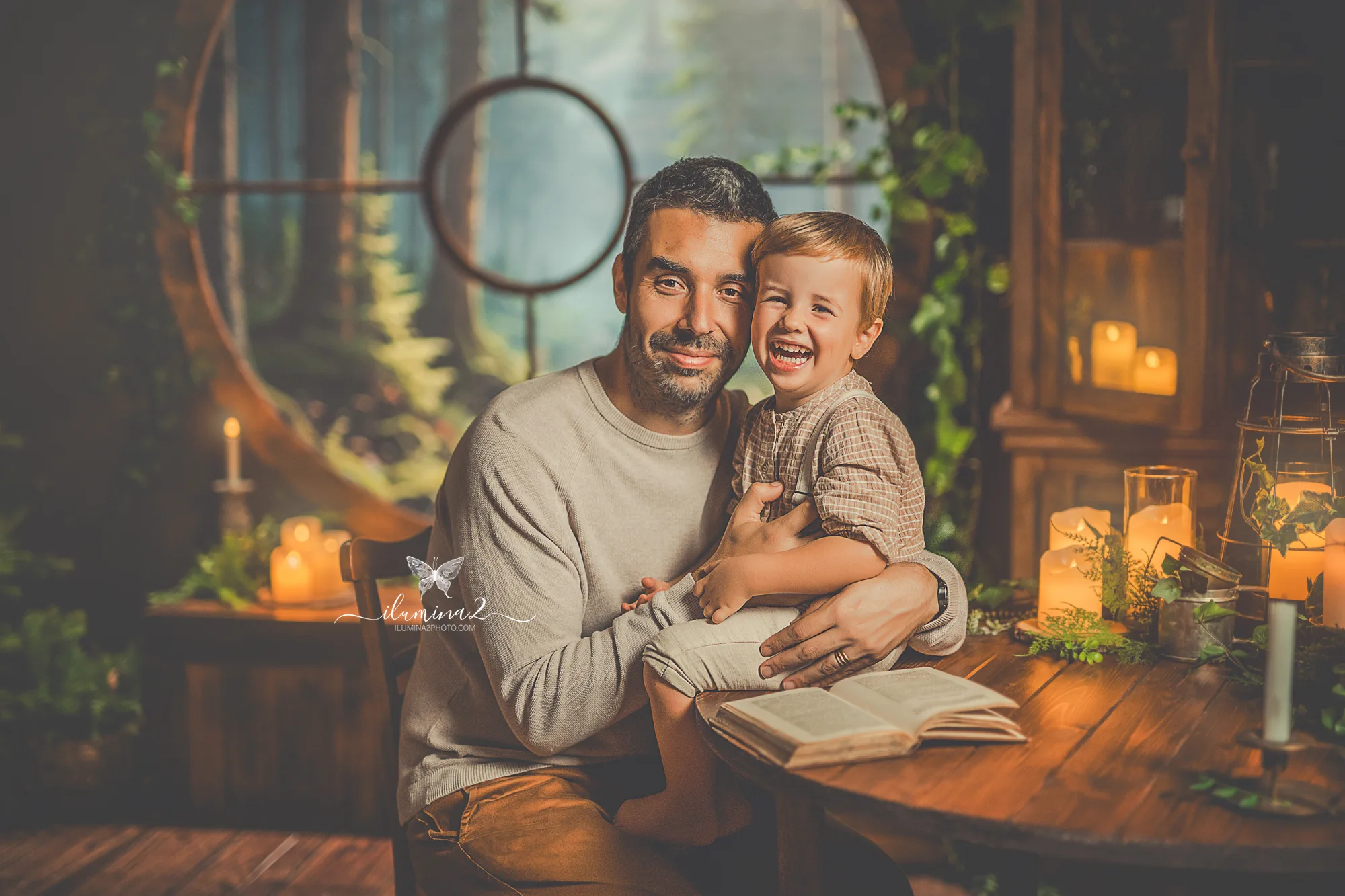 Reportaje familiar navideño con luces cálidas y sonrisa natural