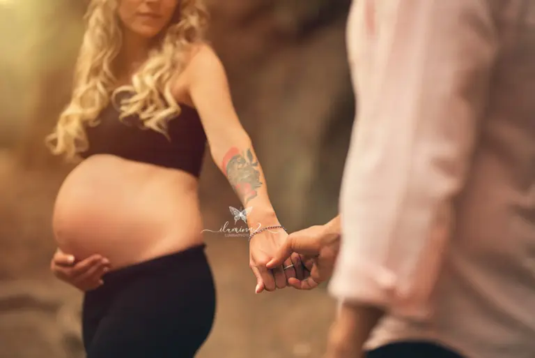 Sesión de embarazo en pareja en Barcelona al atardecer entre árboles