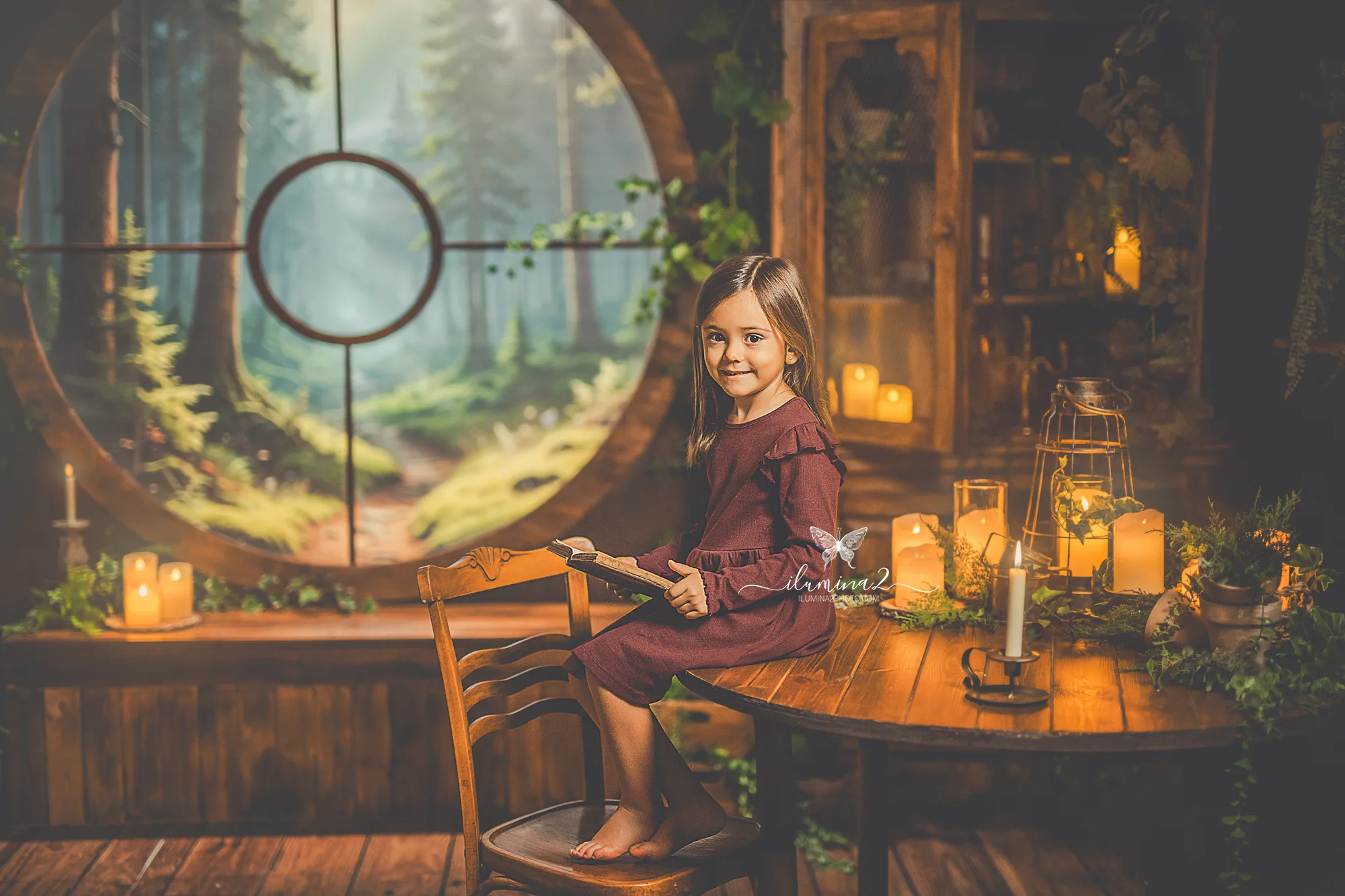 Sesión de fotos de Navidad familiar en Barcelona con iluminación cálida y decorado natural.