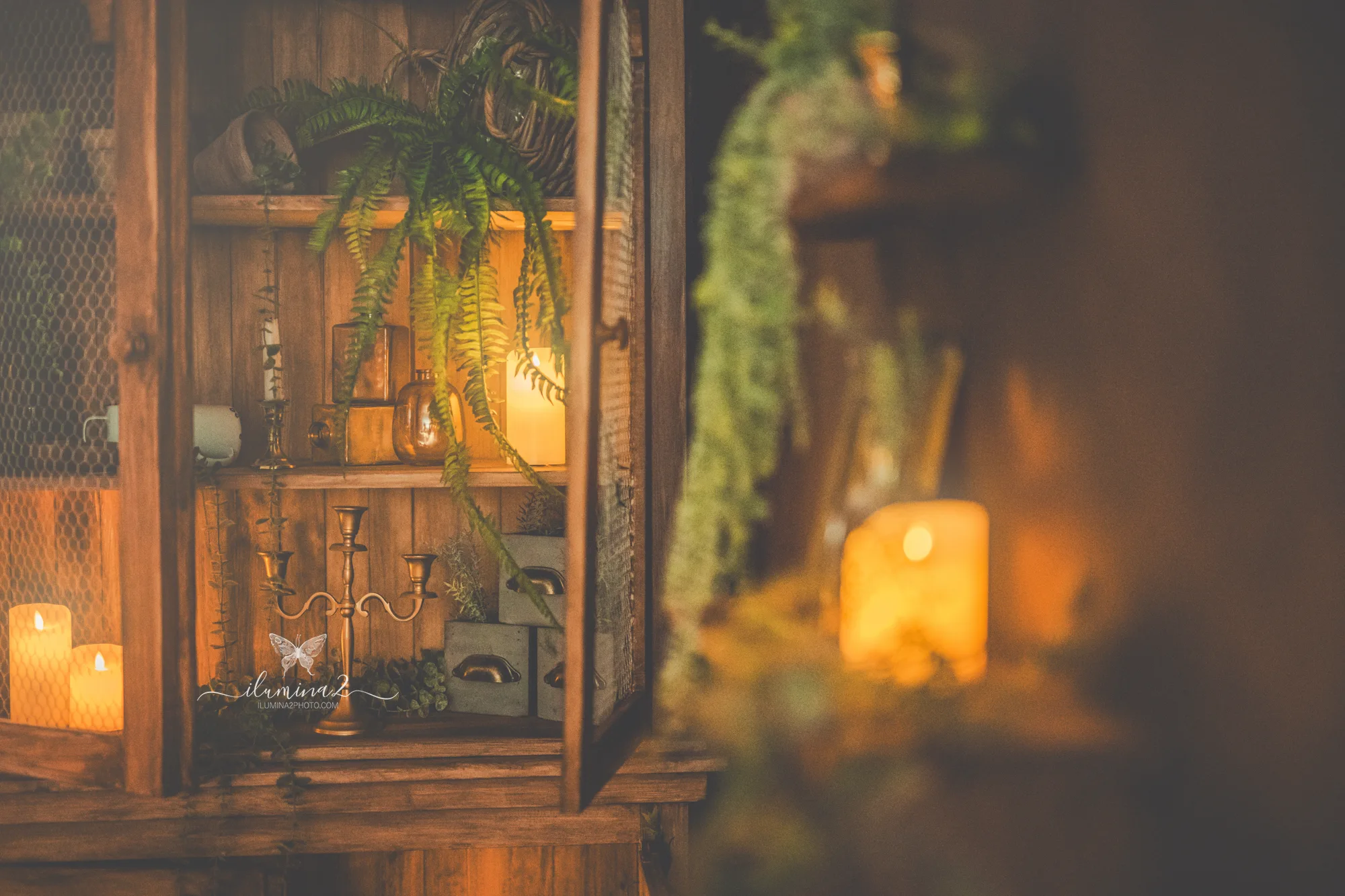 Hermanos posando en su sesión de fotos navideña en Barcelona