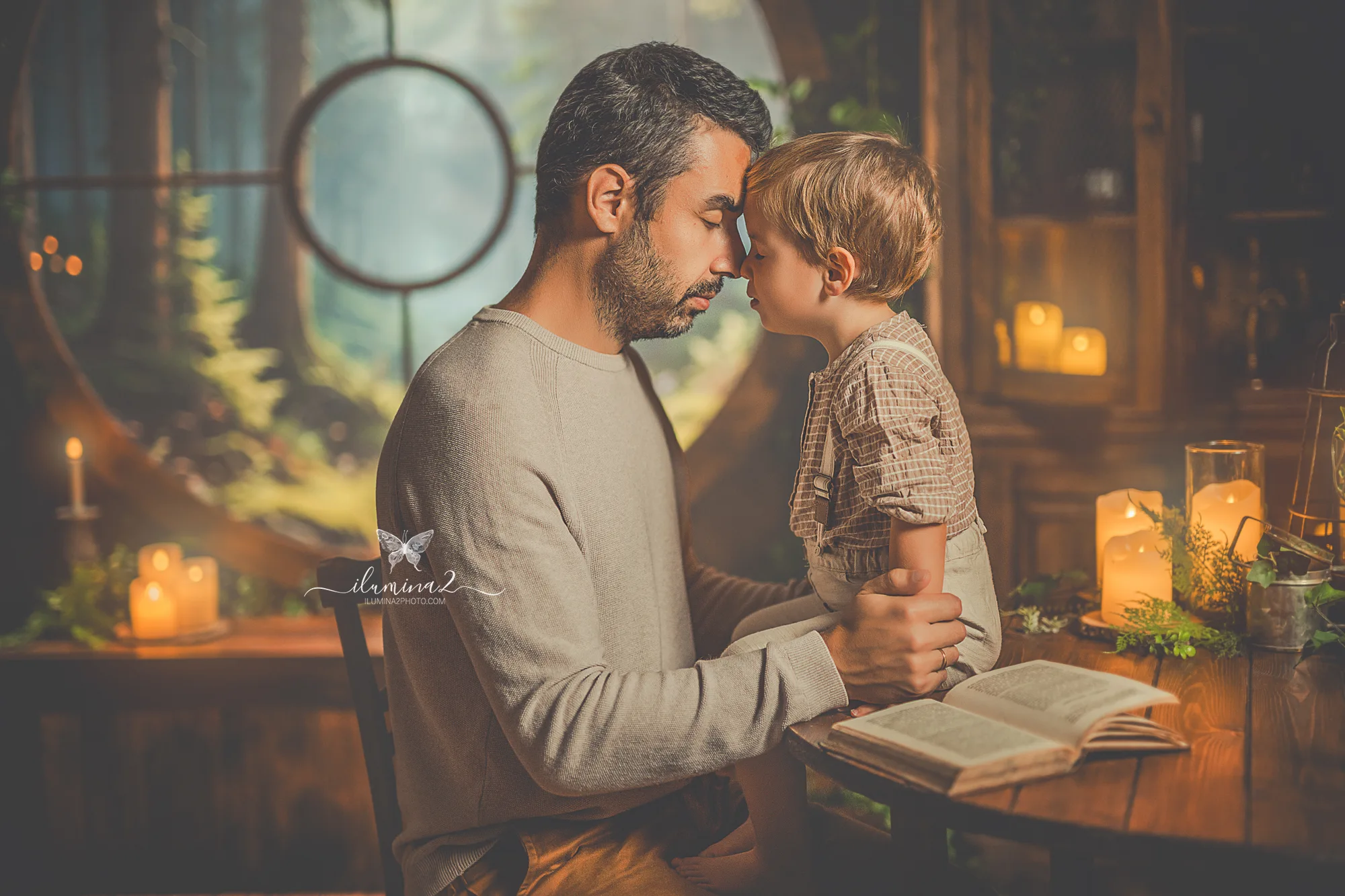 Padres abrazando a su hijo durante sesión navideña en estudio