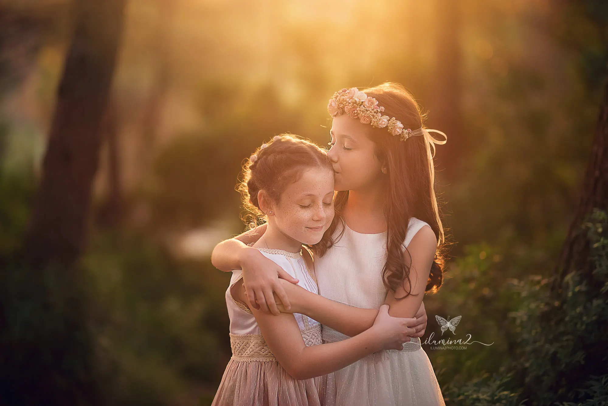Niñas en exterior en una sesión de fotos de comunión en Sant Feliu de Llobregat