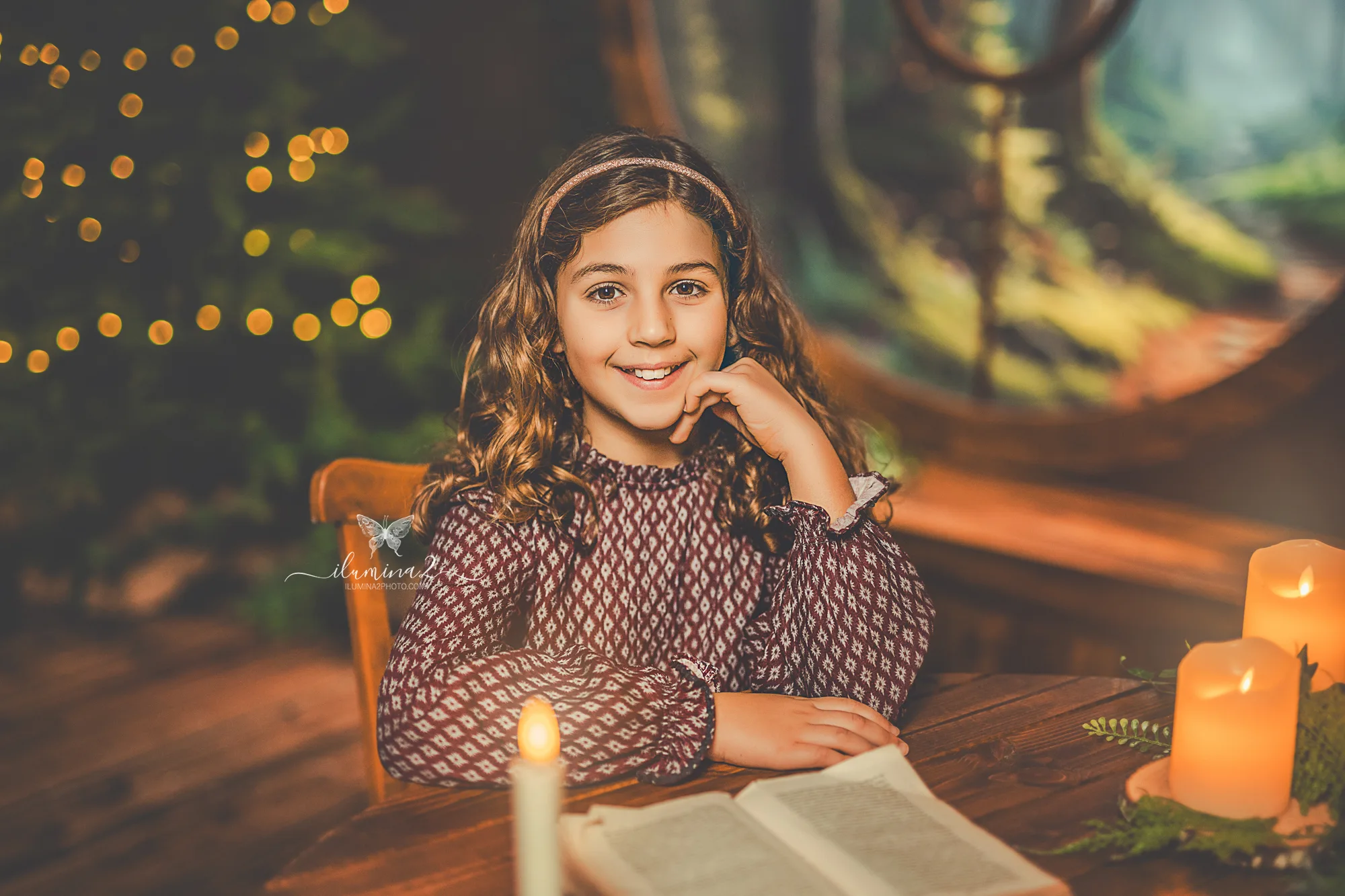 Sesión infantil de Navidad en Barcelona con decoración de cuento, libros antiguos y luz de velas.
