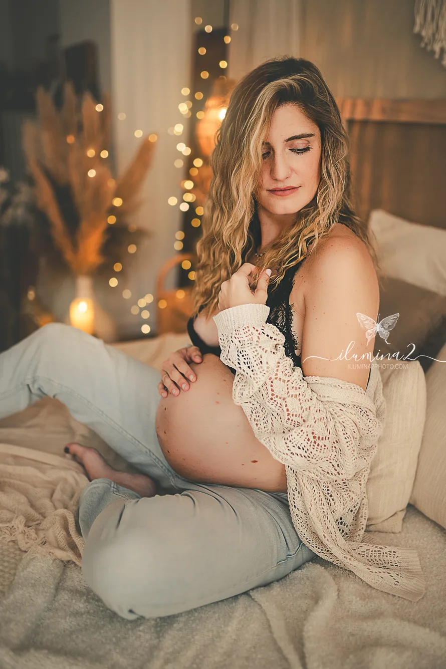 Fotografía de embarazo en estudio con estilo natural