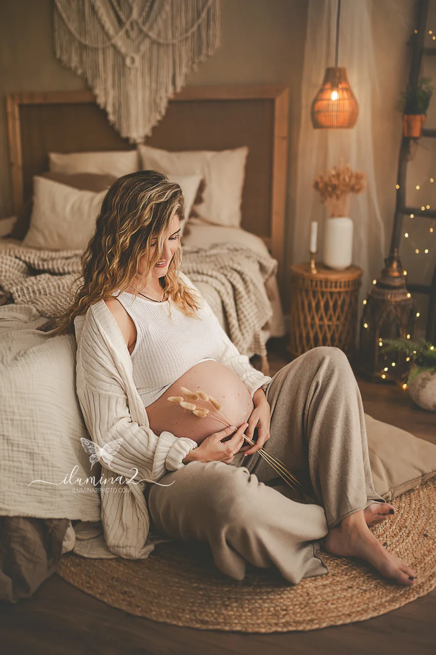 Estudio de embarazo con luz natural y ambiente cálido