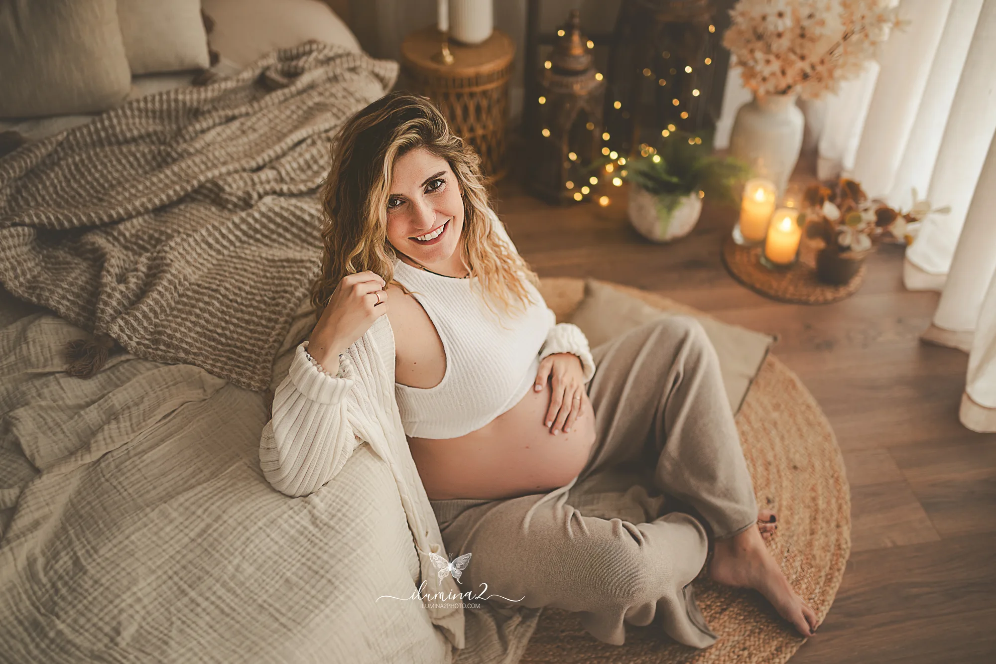 Fotografía natural de embarazo en estudio