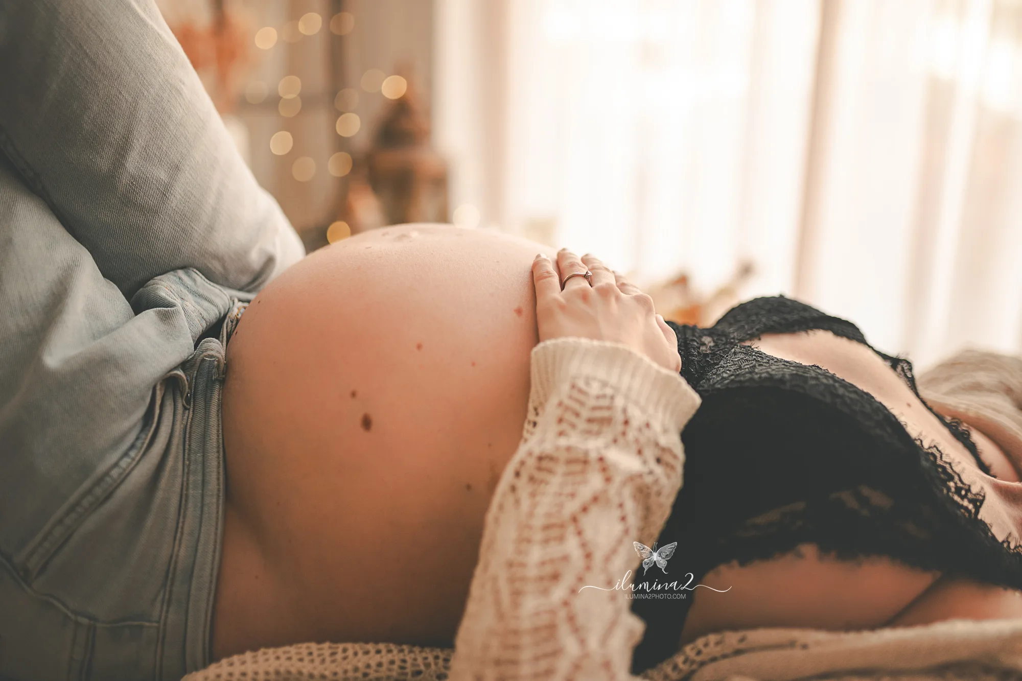 Fotografía de embarazo en estudio con tonos cálidos y estilo natural