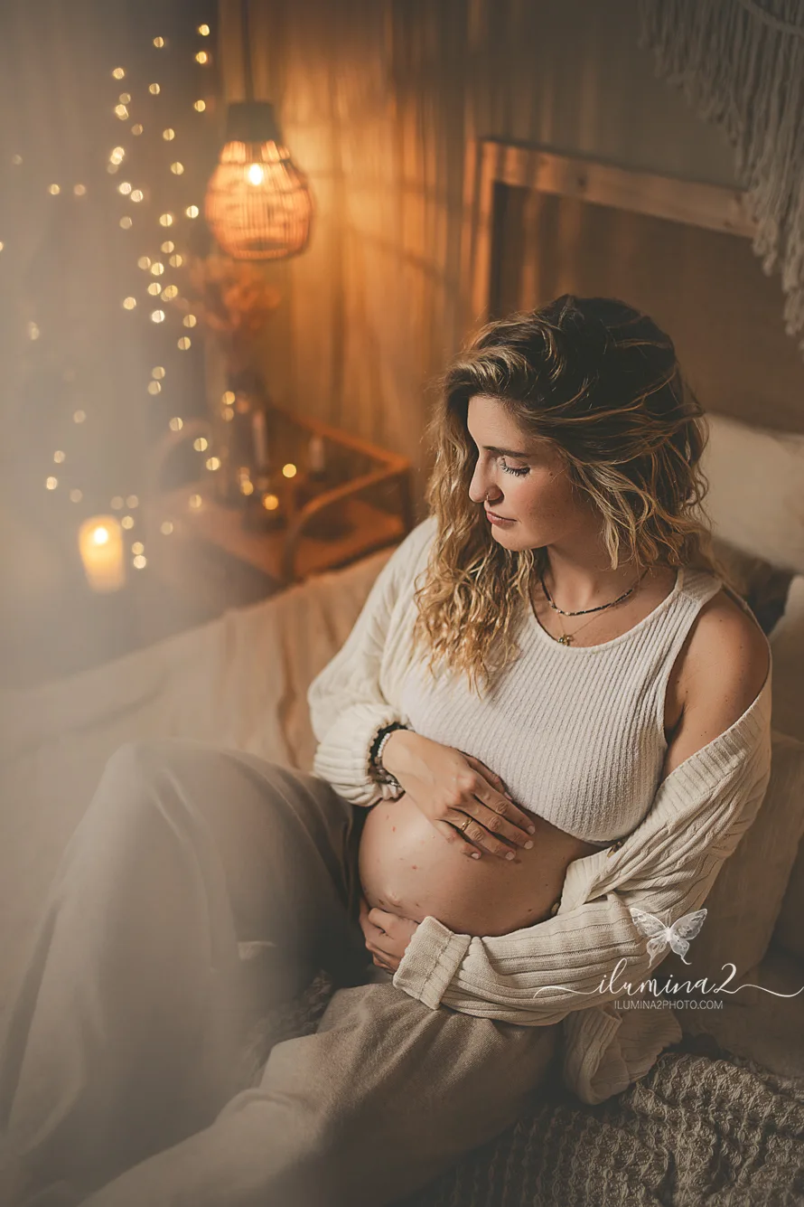 Fotografía de maternidad natural en Barcelona con luz delicada