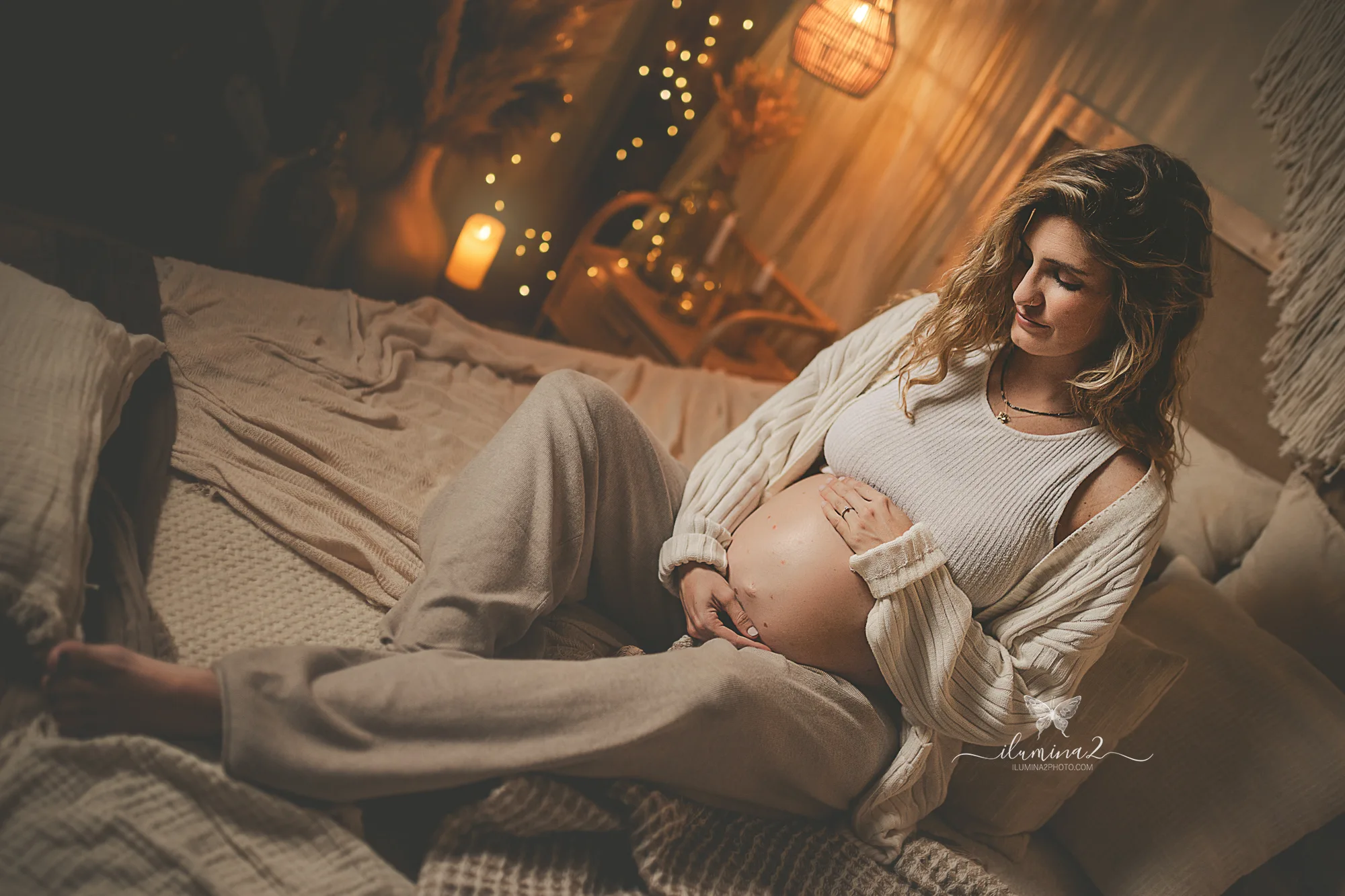 Fotografía premamá emotiva y cuidada durante el embarazo en Barcelona
