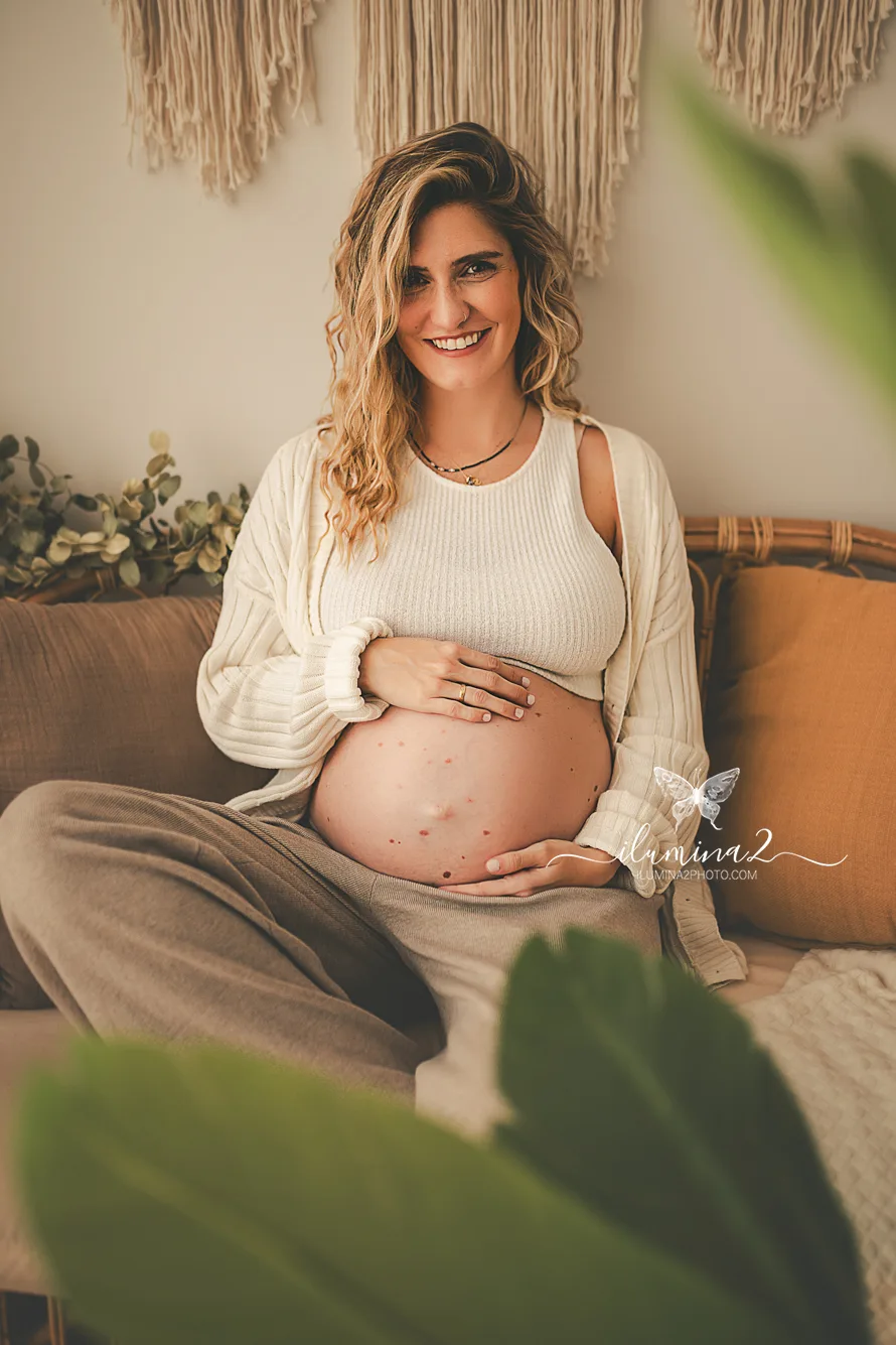 Reportaje de embarazo en estudio centrado en la mamá