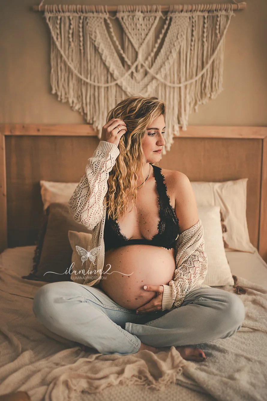 Sesión de fotos para embarazada en estudio con estilo natural
