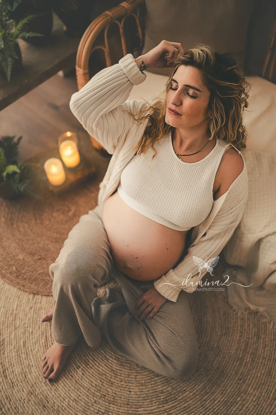 Sesión premamá en estudio con la mamá como protagonista
