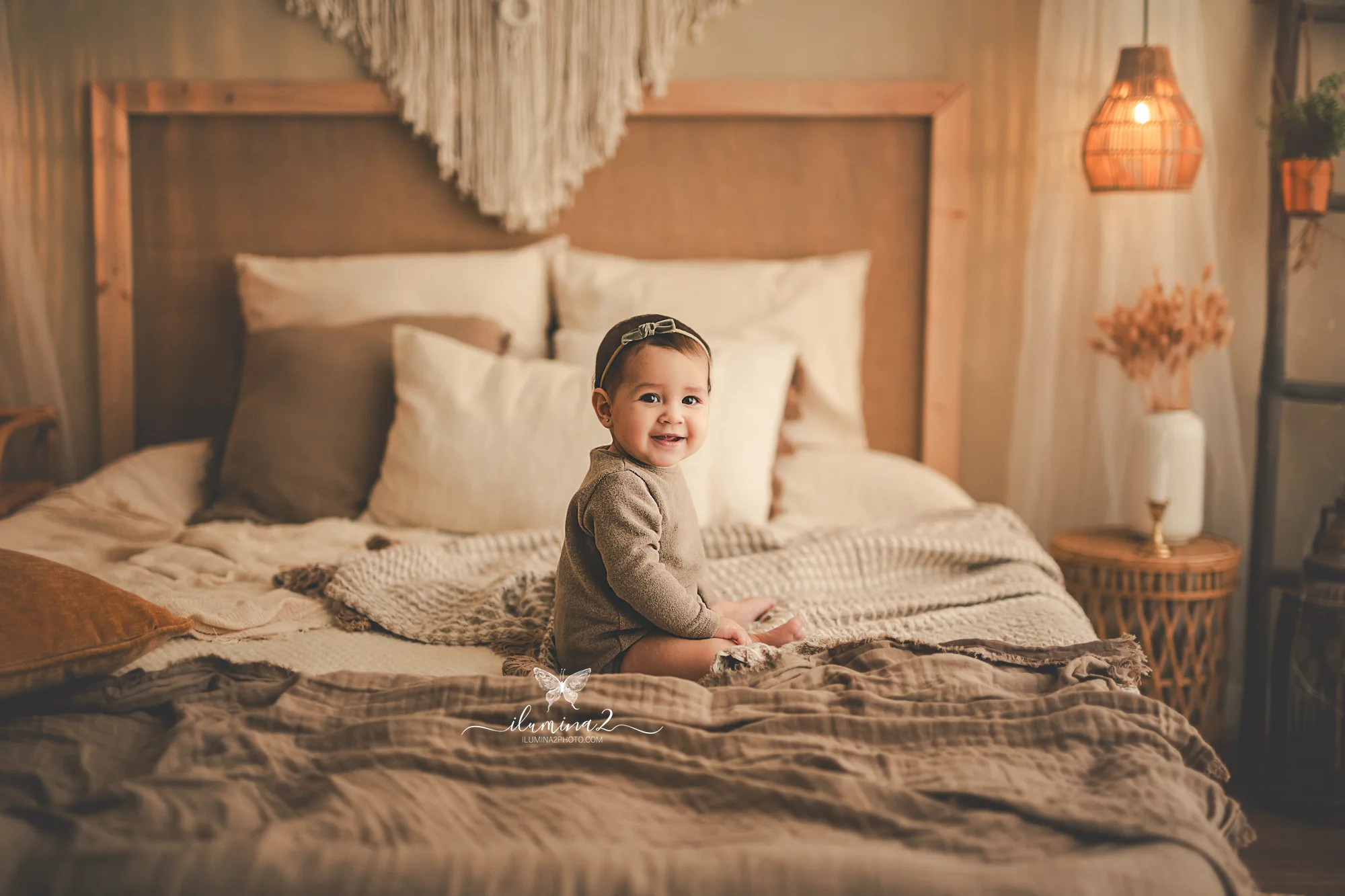 Sesiones de fotos de seguimiento de bebé en estudio de luz natural en Barcelona