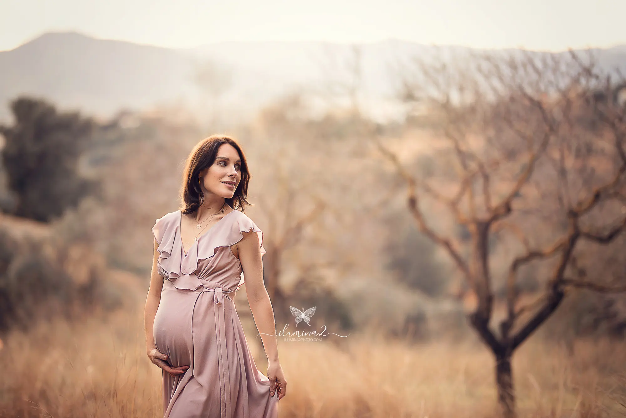 Mujer embarazada en una sesión de fotos de embarazo en exterior en Barcelona