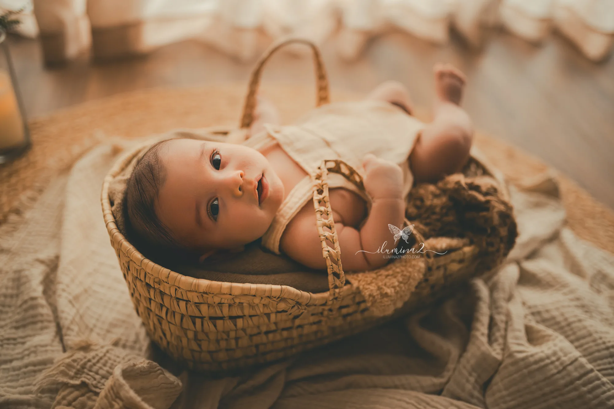 Bebé recién nacido en una sesión newborn como parte del pack embarazo y recién nacido