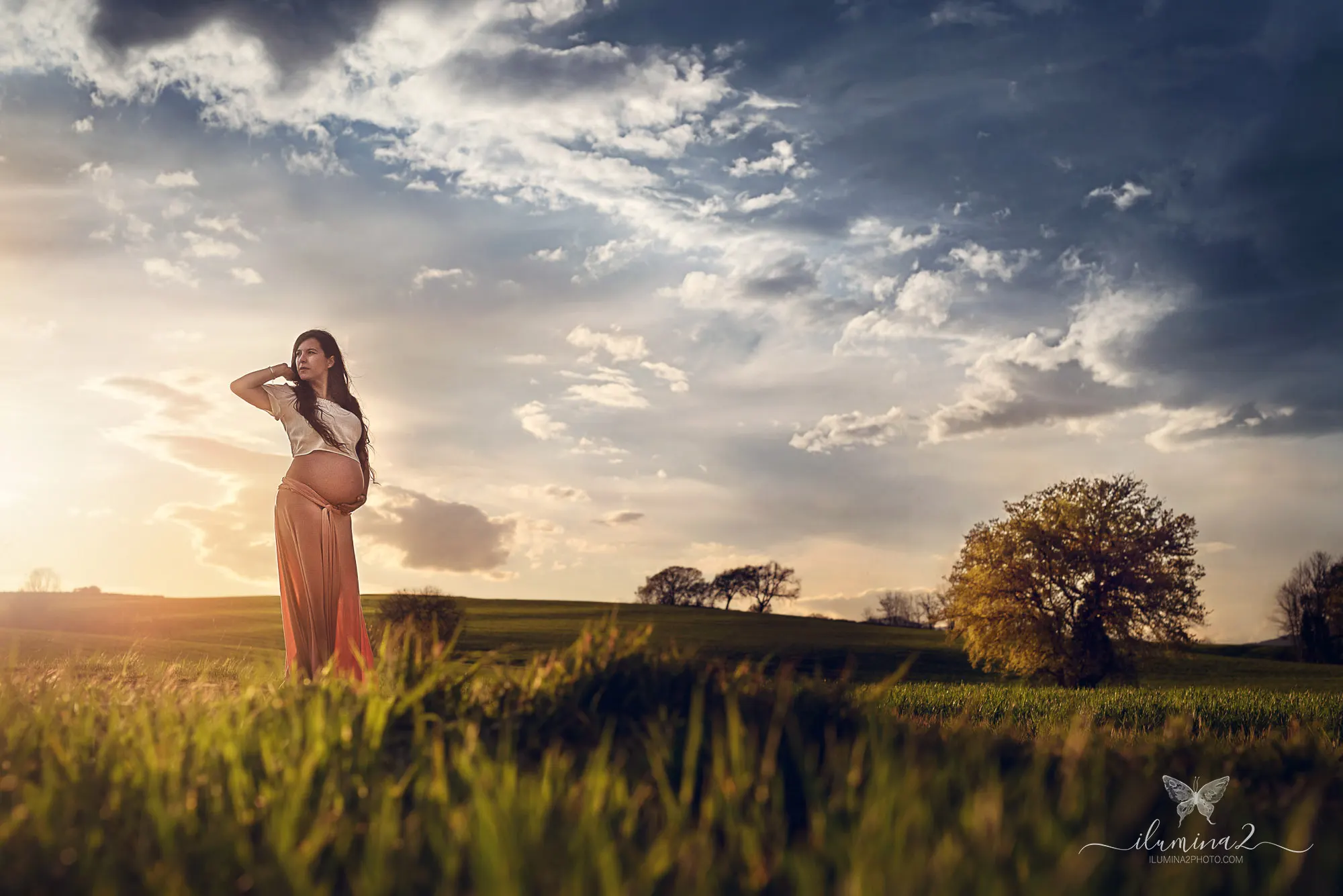 Mujer embarazada durante una sesión de fotos en exterior en Barcelona