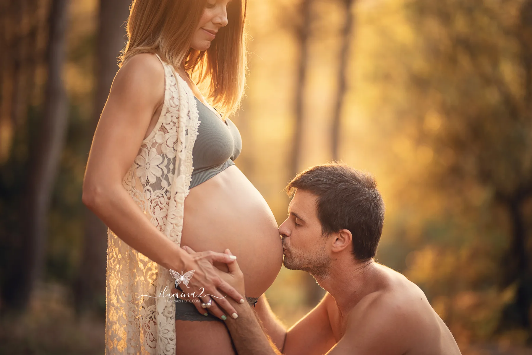 Pareja durante una sesión de embarazo guiada en Barcelona