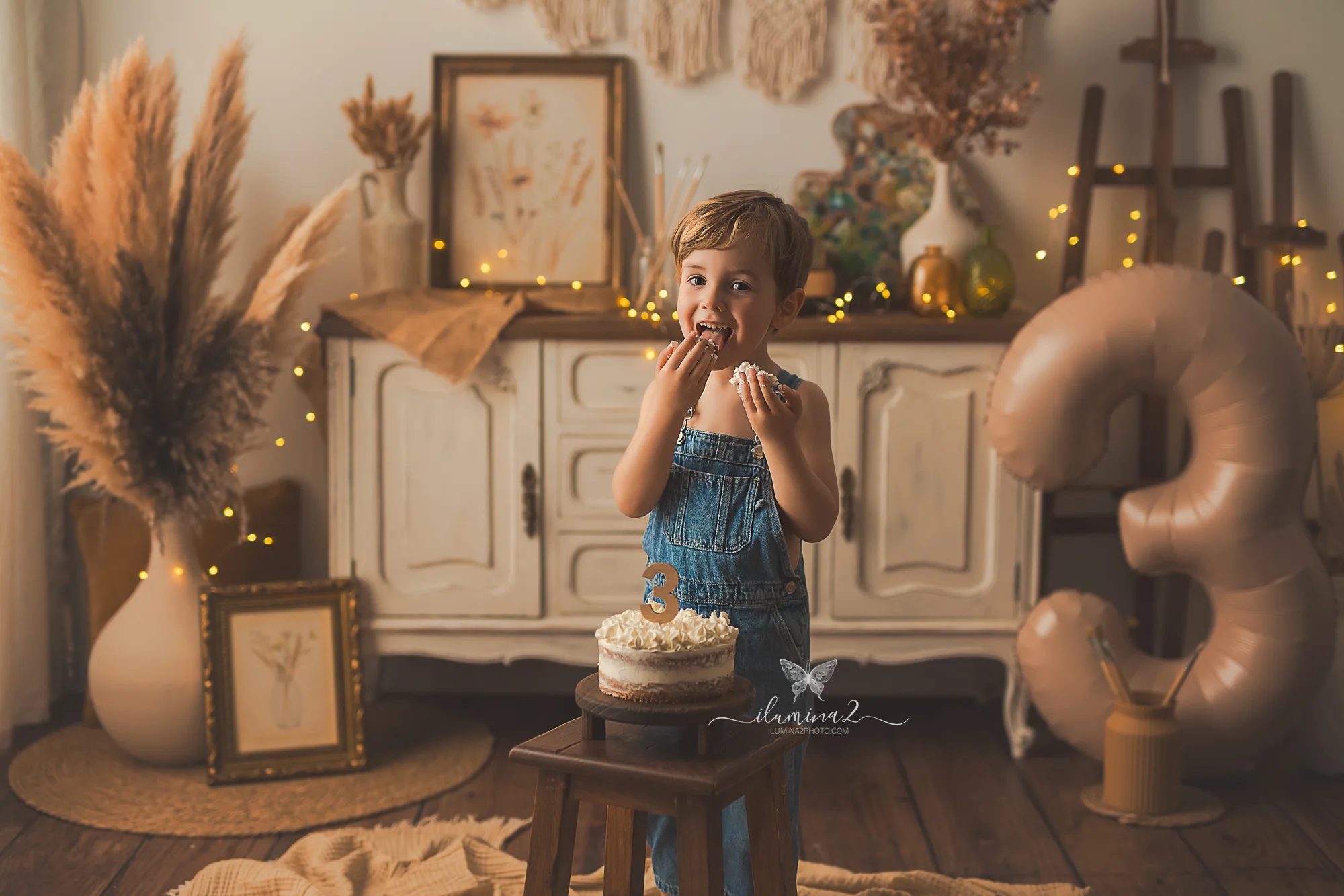 Decorado cálido para una sesión de fotos de cumpleaños infantil en estudio