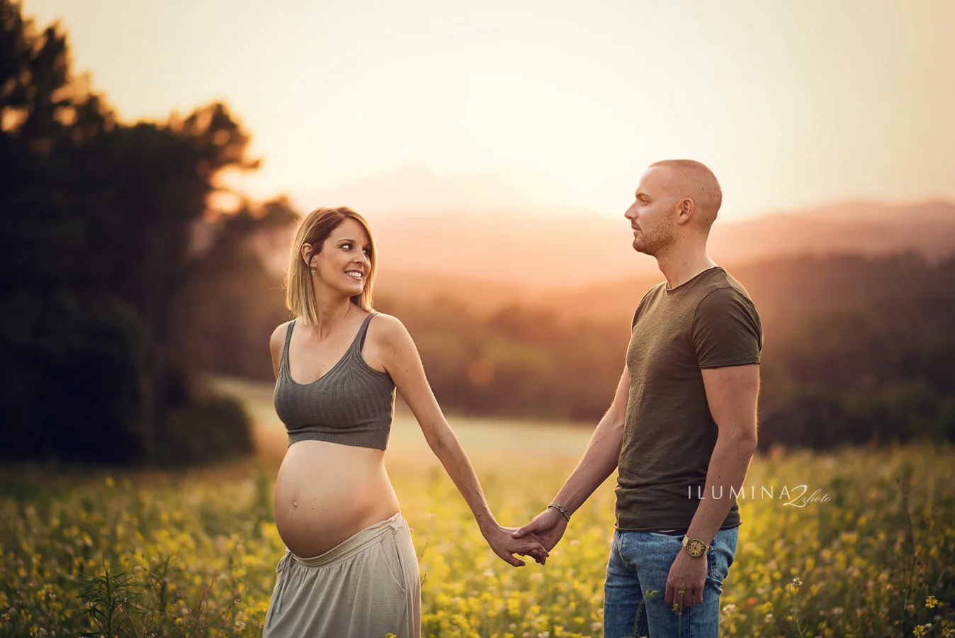 Pareja durante una sesión de fotos de embarazo en una localización exterior de Barcelona