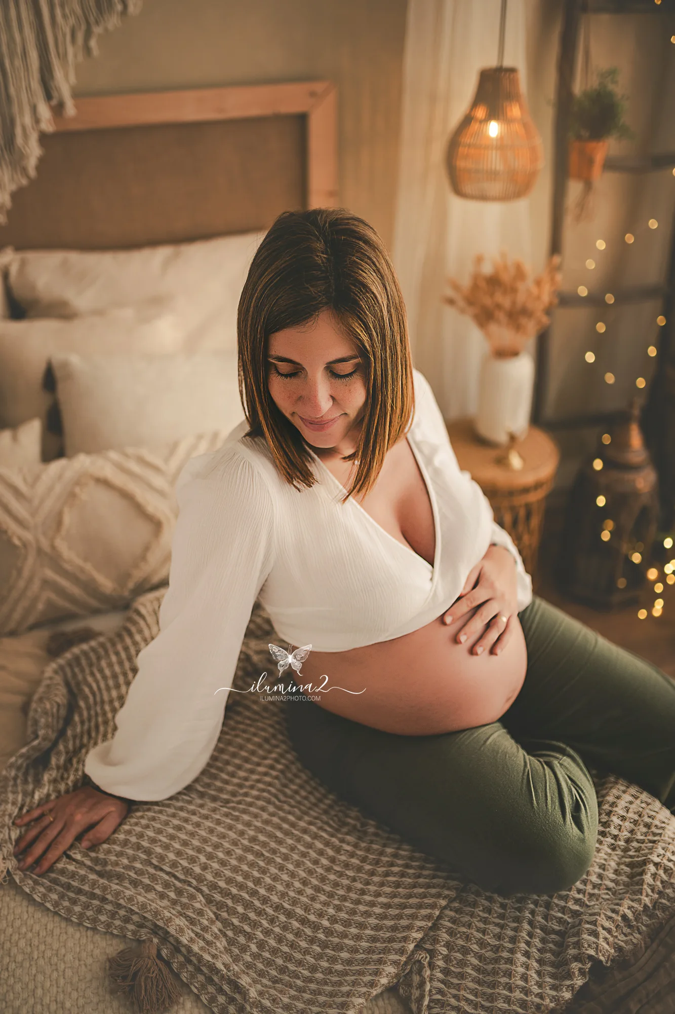 fotografía de embarazo en estudio en Barcelona con estilo natural y sencillo