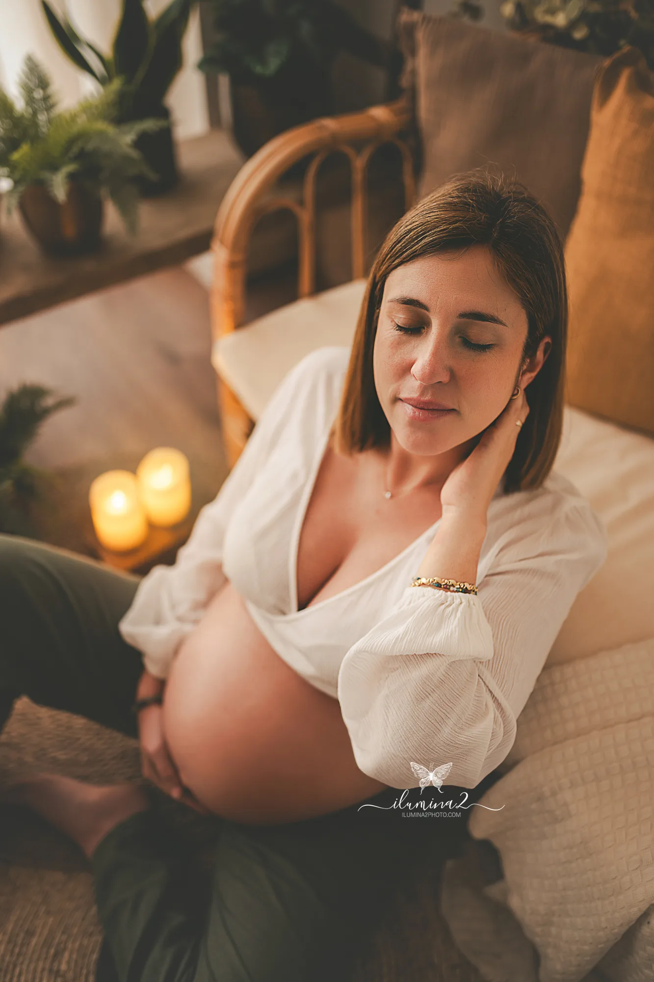 fotógrafo de embarazo en estudio en Barcelona con ambiente cálido y acogedor