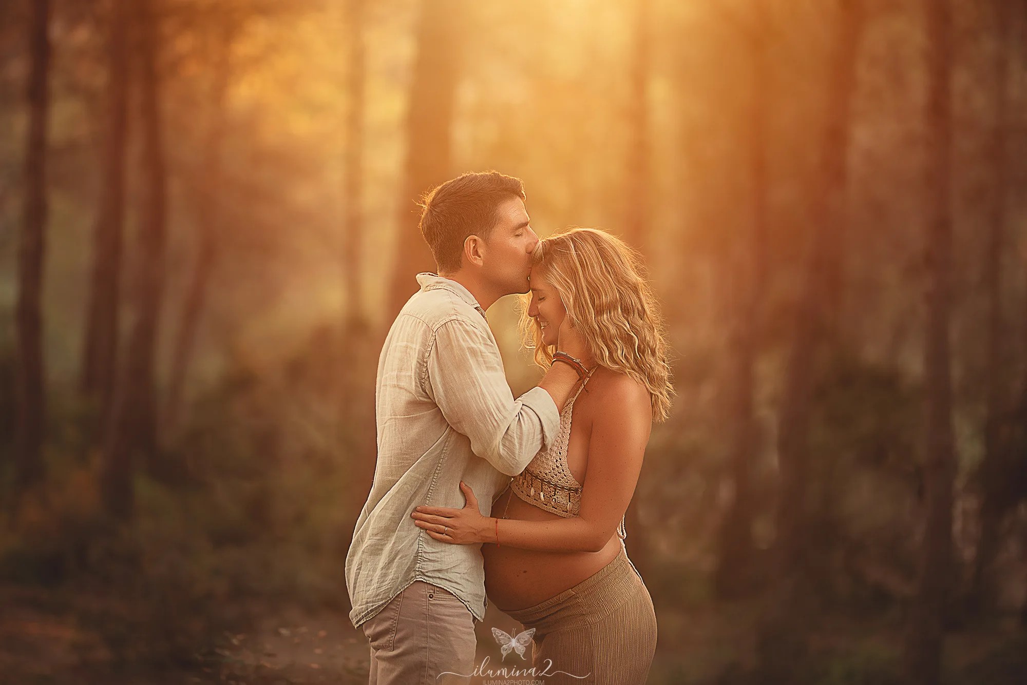 Sesión de fotos de embarazo en Barcelona con estilo natural y luz de atardecer