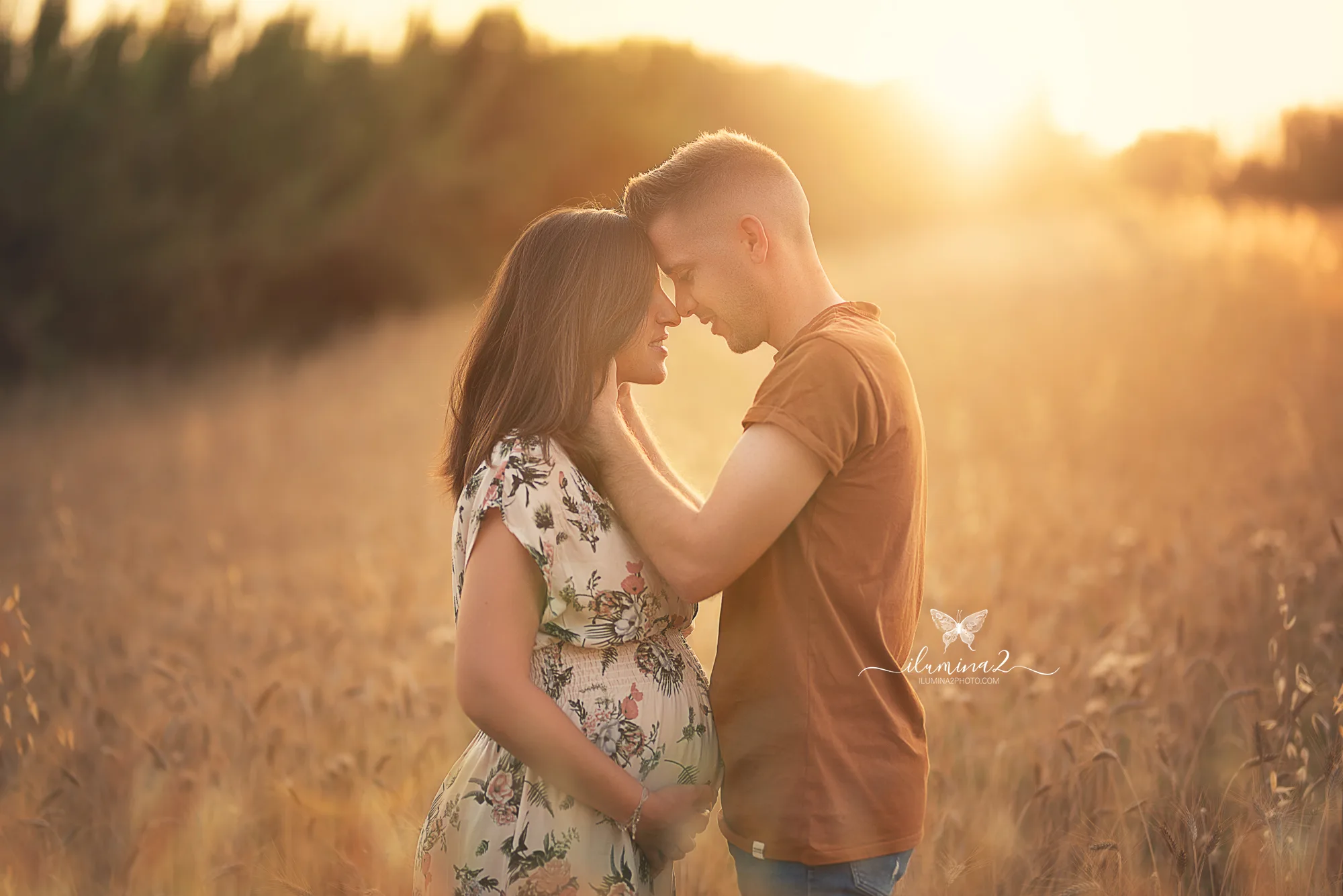 Pareja en una sesión de fotos de embarazo en exterior al atardecer en Barcelona