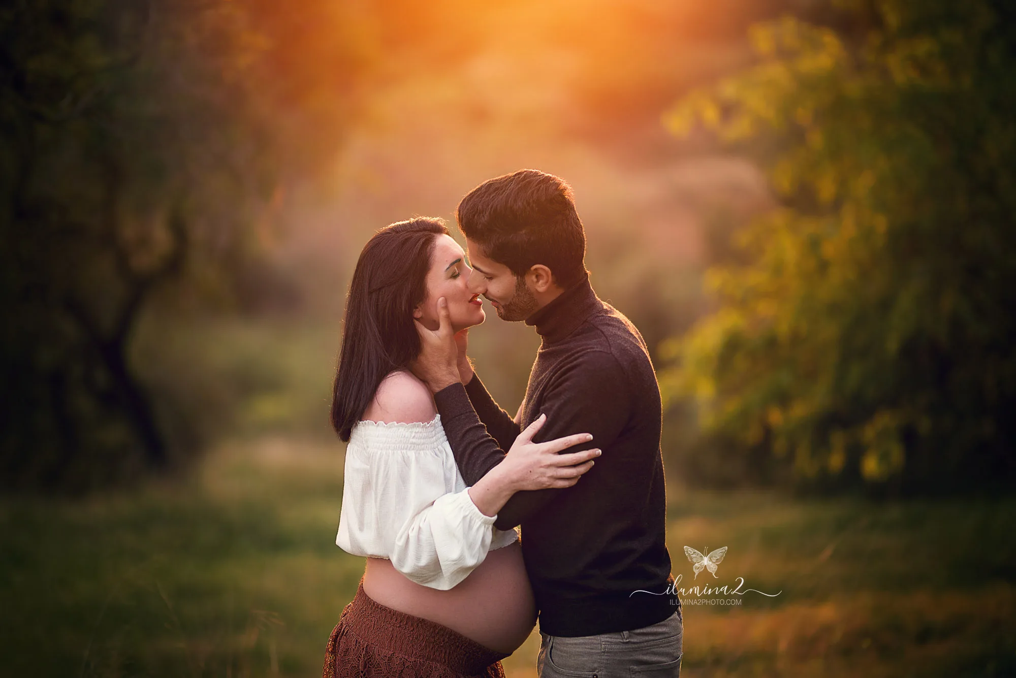 Pareja en una sesión de fotos de embarazo en exterior en Barcelona