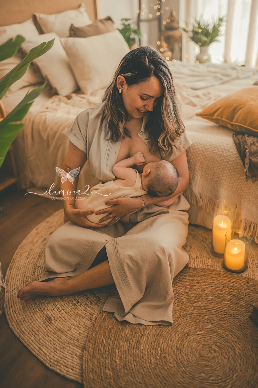 Mamá con su bebé en una sesión de recién nacido en estudio incluida en el pack embarazo y recién nacido