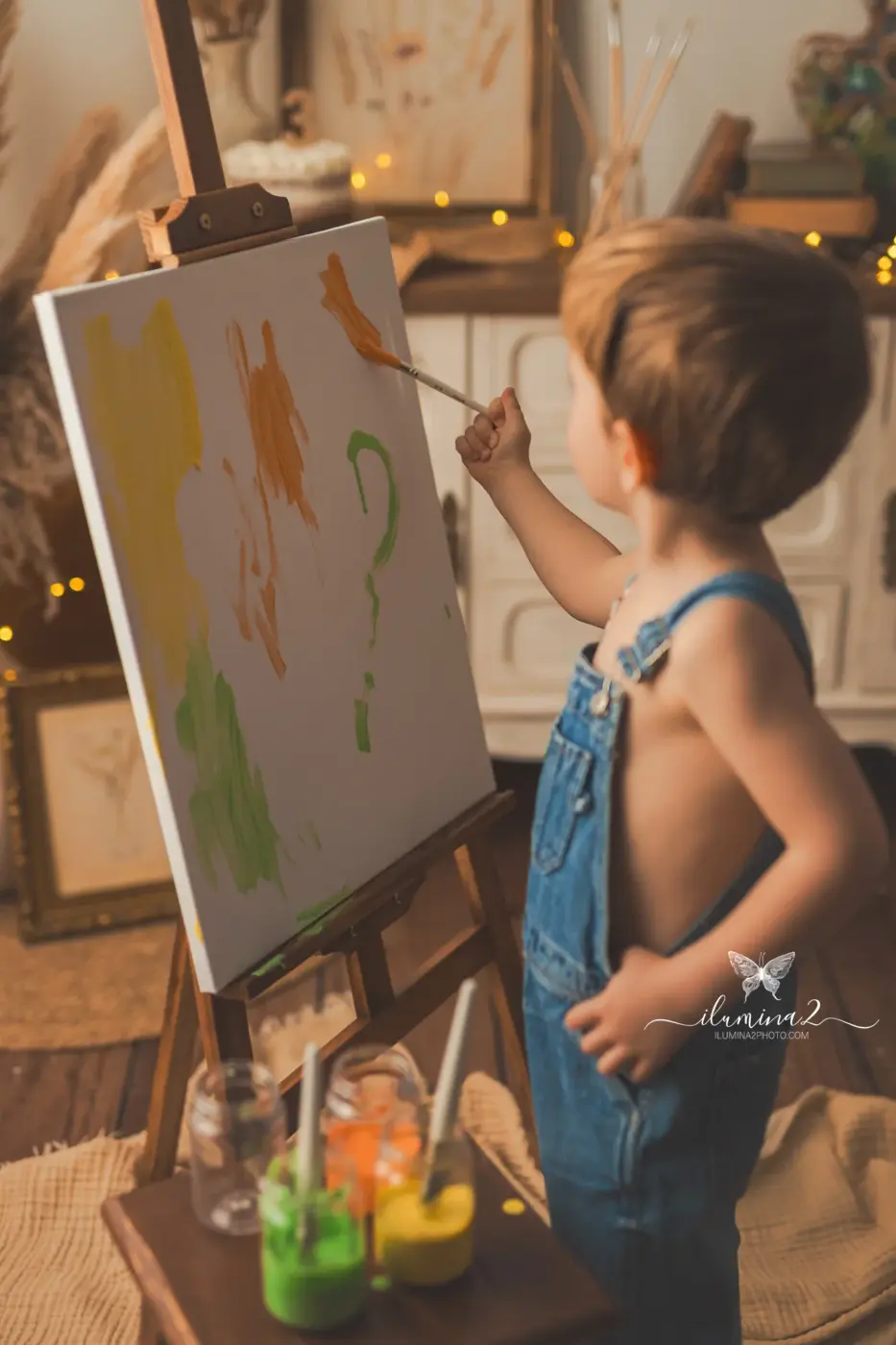 Manos de niño pintando con colores en una sesión infantil