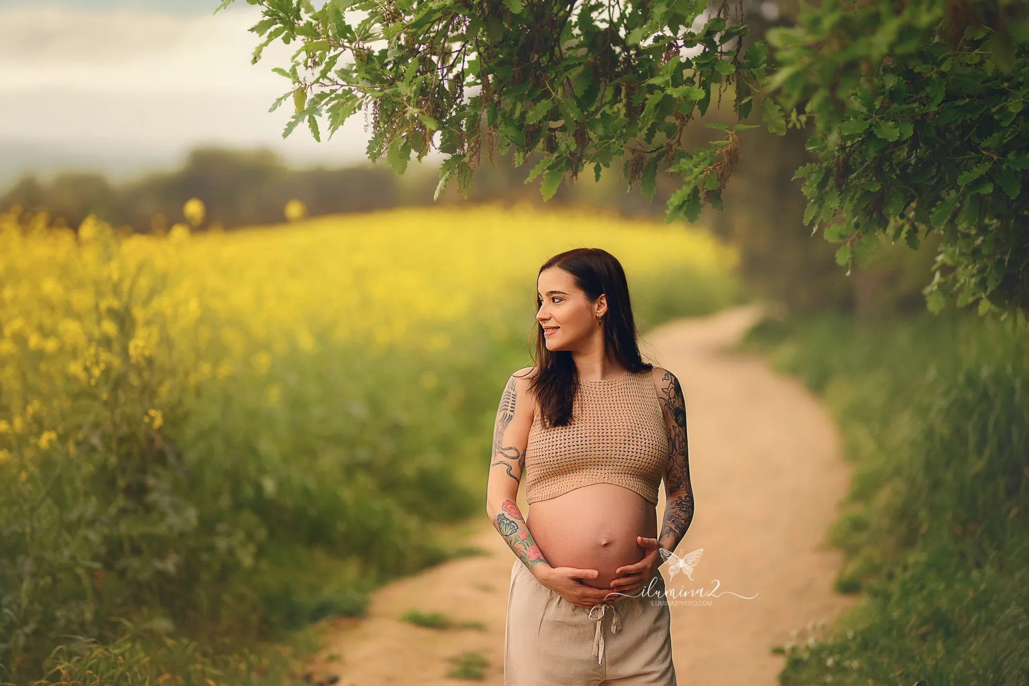 Mujer embarazada en una sesión premamá con maquillaje natural en Barcelona