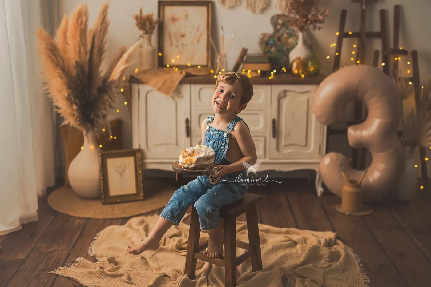 Niño de 3 años en sesión de cumpleaños con pastel