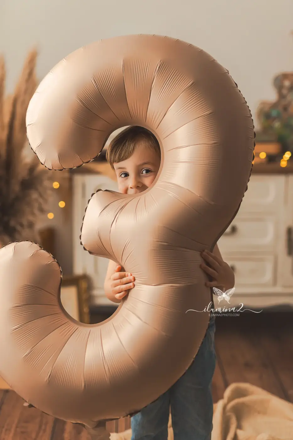 Niño con ropa más arreglada en sesión de cumpleaños infantil