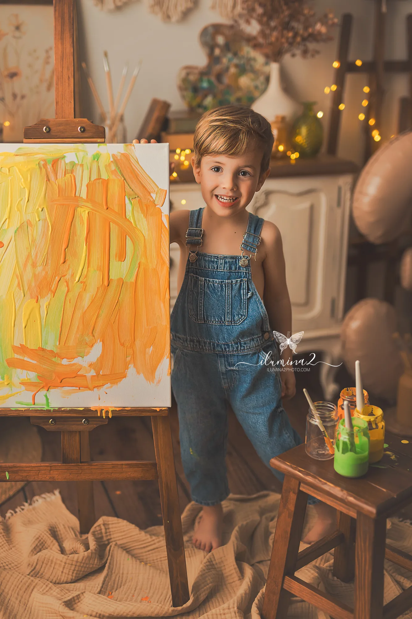 Niño con su lienzo terminado en sesión de cumpleaños infantil