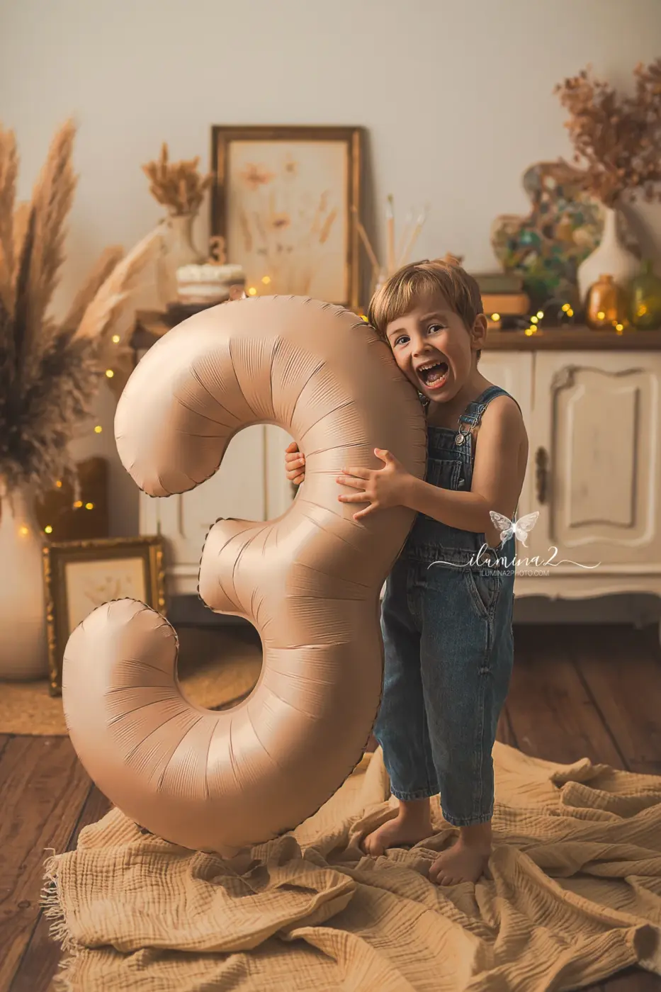 Sesión de cumpleaños infantil combinando pintura y pastel