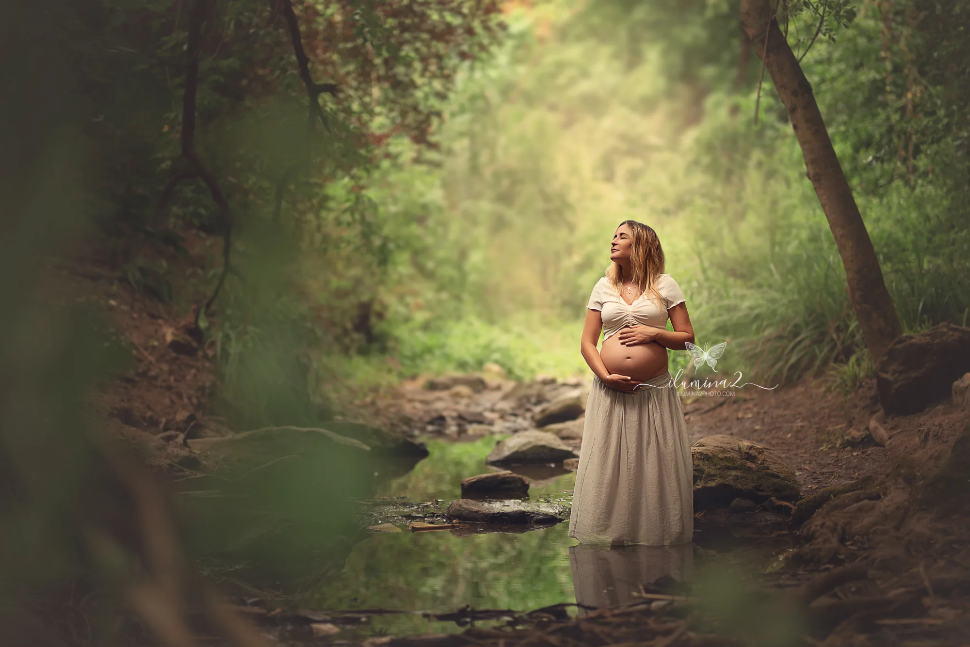 Mujer embarazada en una sesión de embarazo en un río de Barcelona