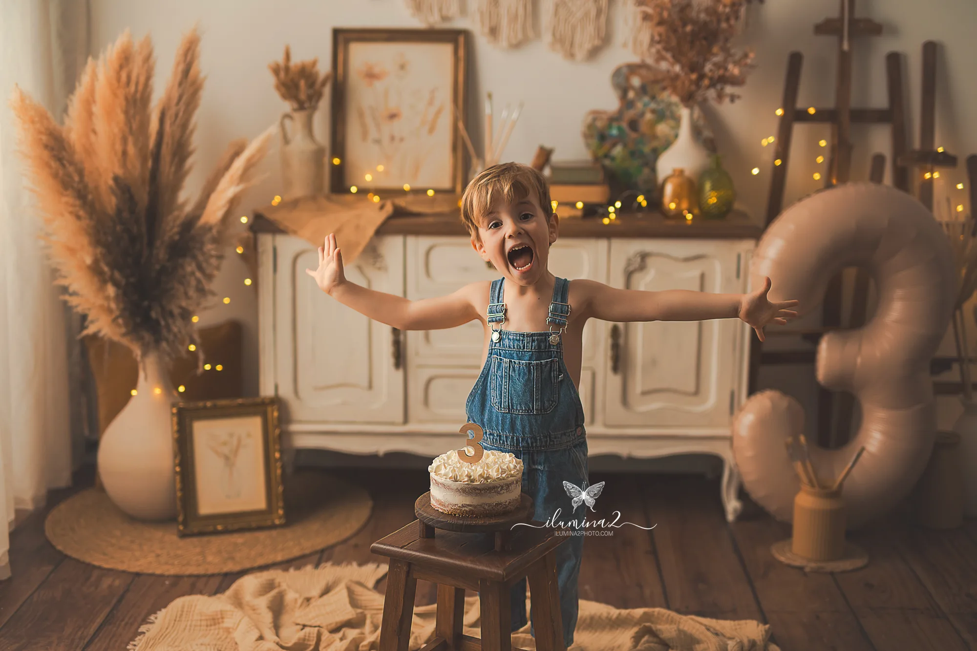 Ropa para una sesión de cumpleaños infantil con pintura y pastel
