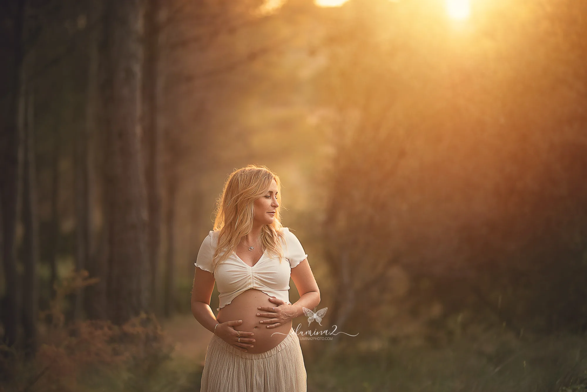 Mujer embarazada con ropa cómoda durante una sesión de embarazo en Barcelona