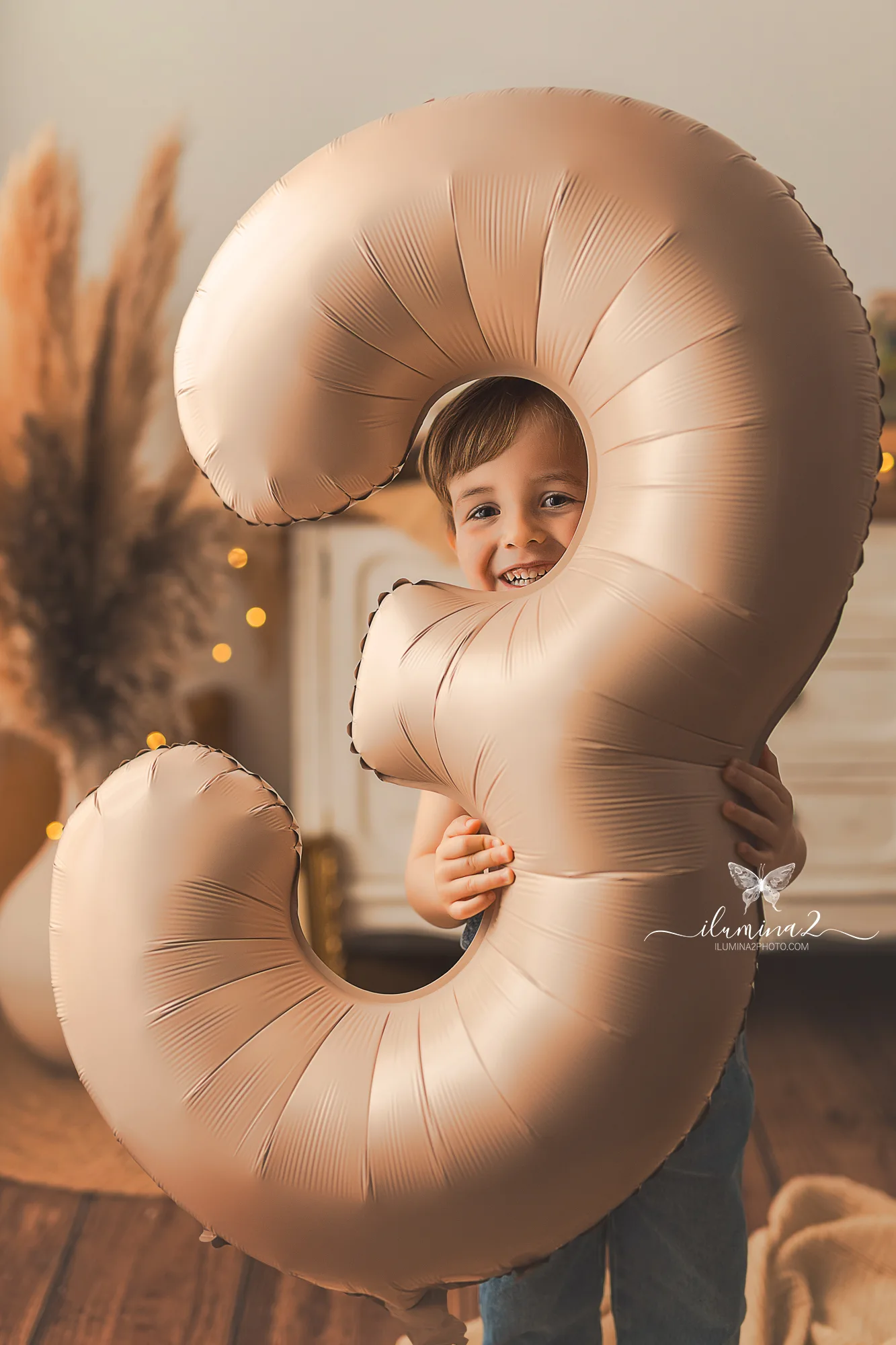 Sesión de cumpleaños infantil en Barcelona. Foto divertida con globo de cumpleaños