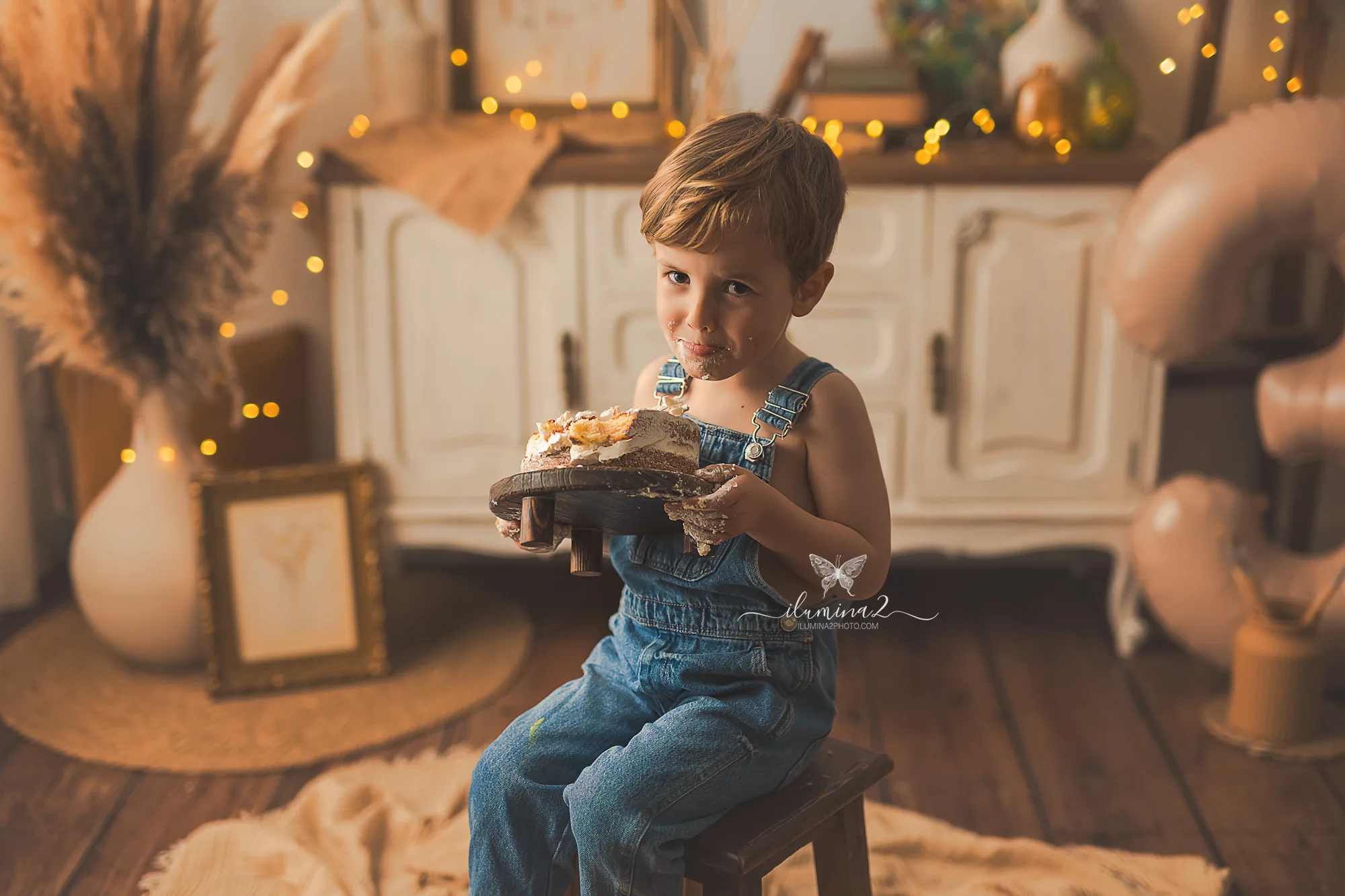 Sesión de cumpleaños infantil natural con pintura y pastel