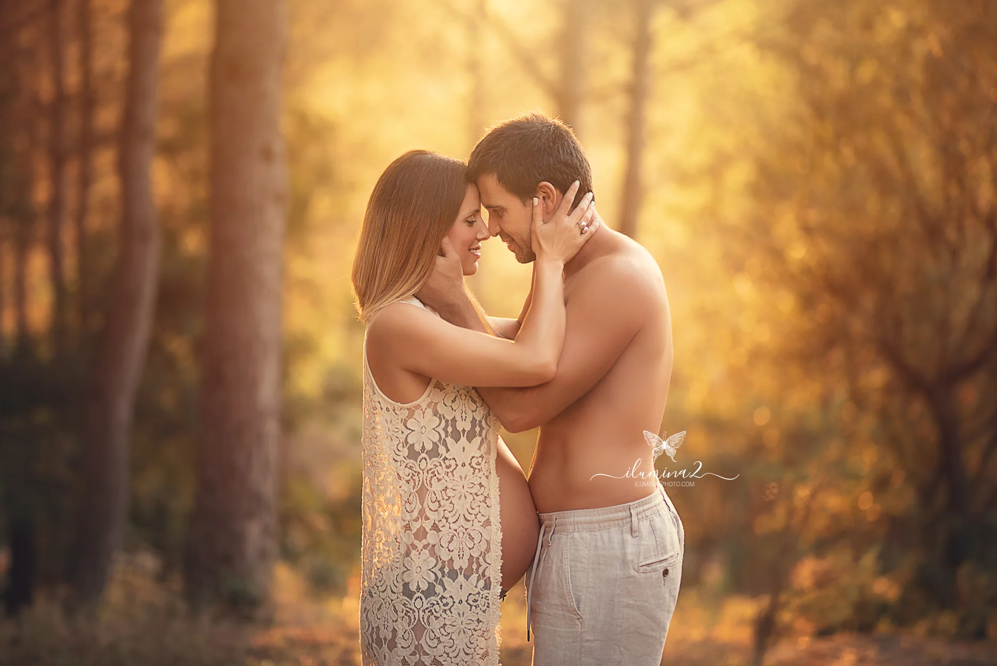 Pareja en una sesión de embarazo en un bosque de Barcelona