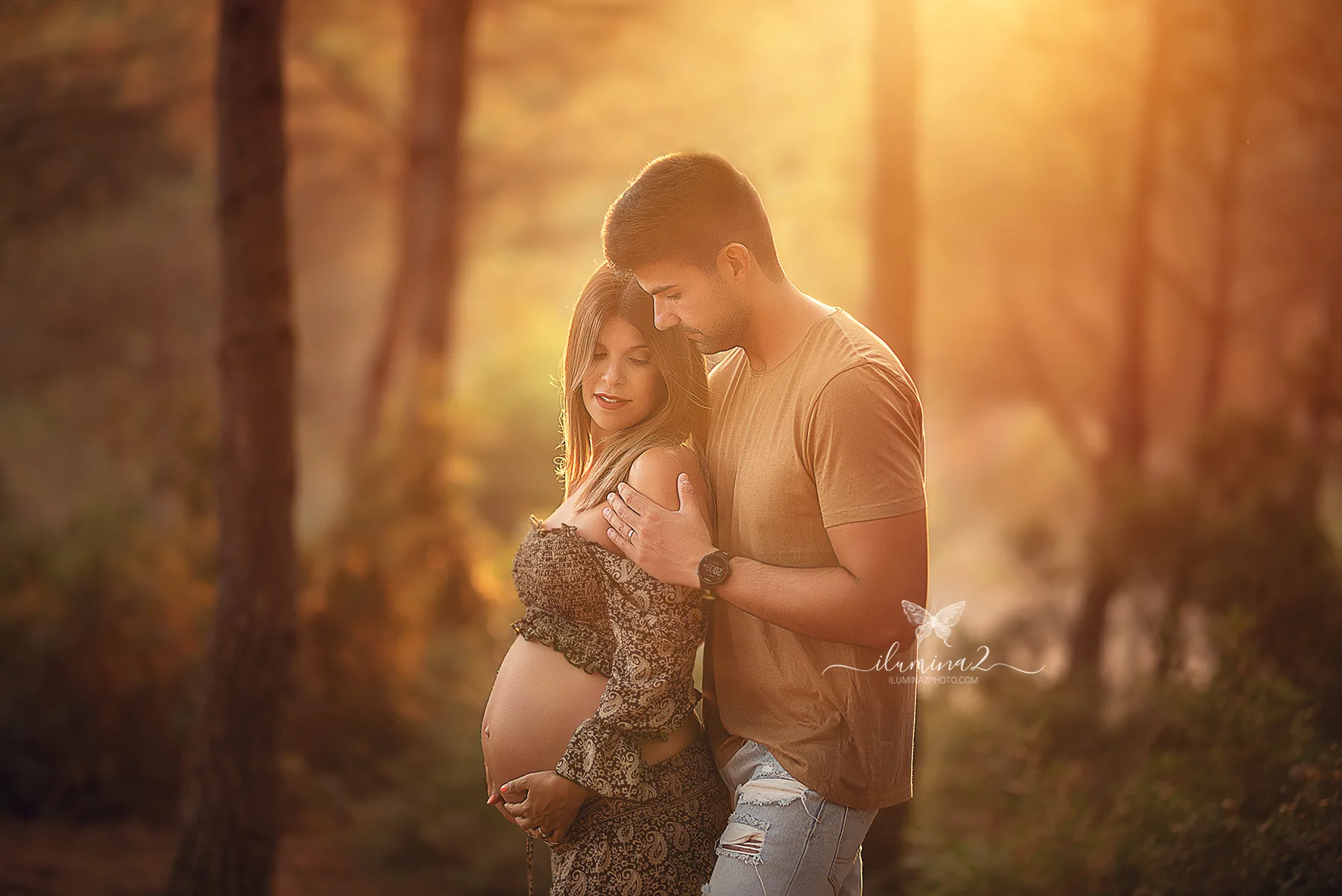 Pareja abrazada durante una sesión de embarazo en pareja en Barcelona