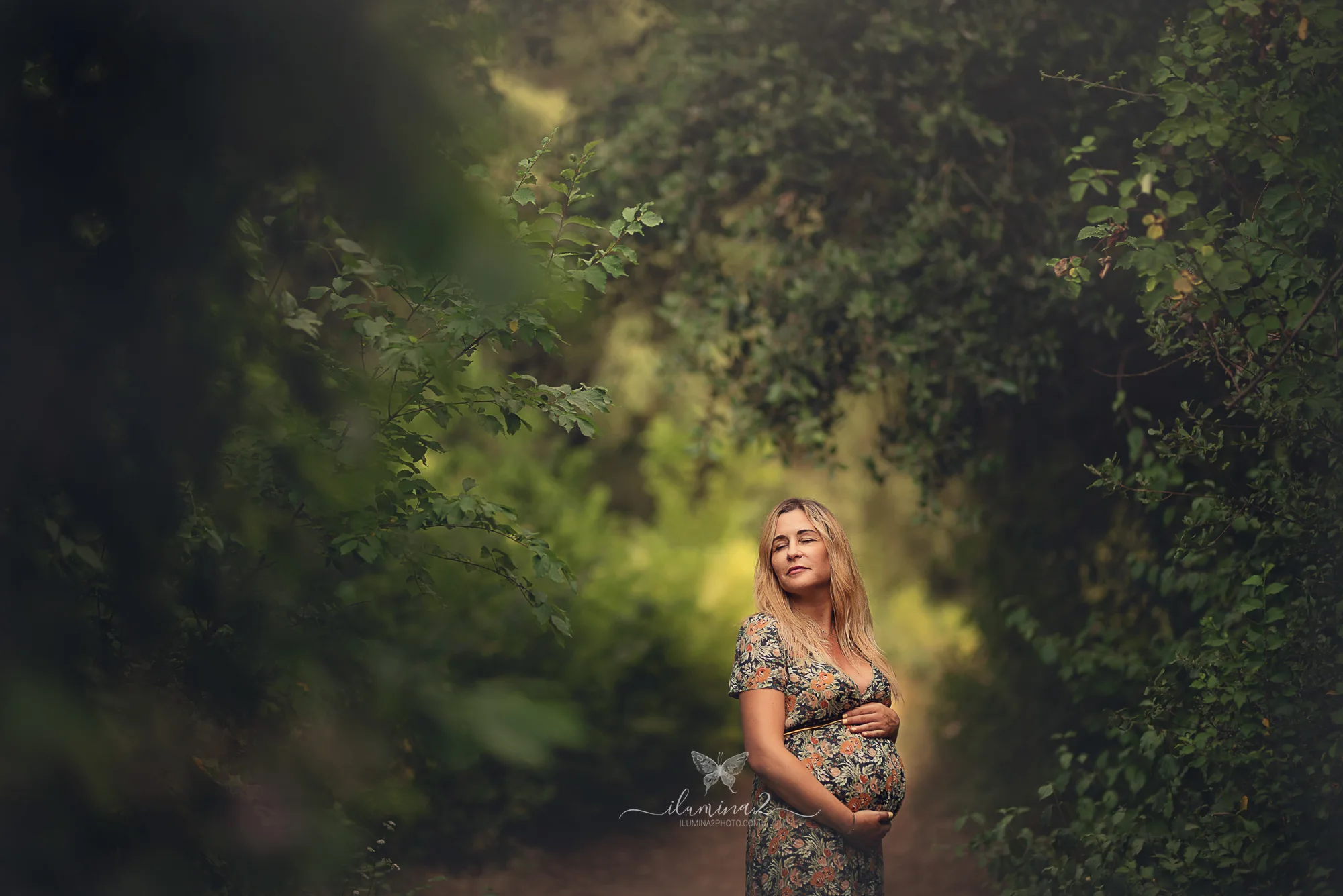 Mujer embarazada durante una sesión de embarazo en exterior en un bosque de Barcelona