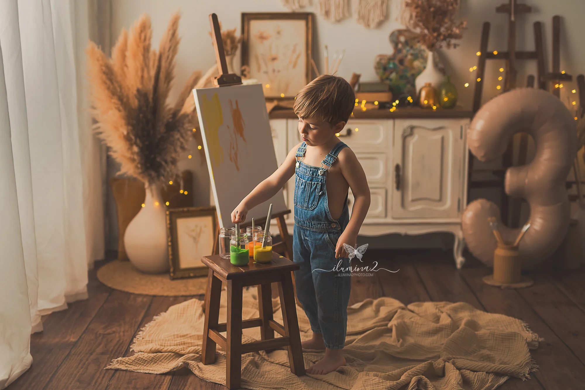 Sesión de fotos de cumpleaños infantil en Barcelona con lienzo y pintura para niños
