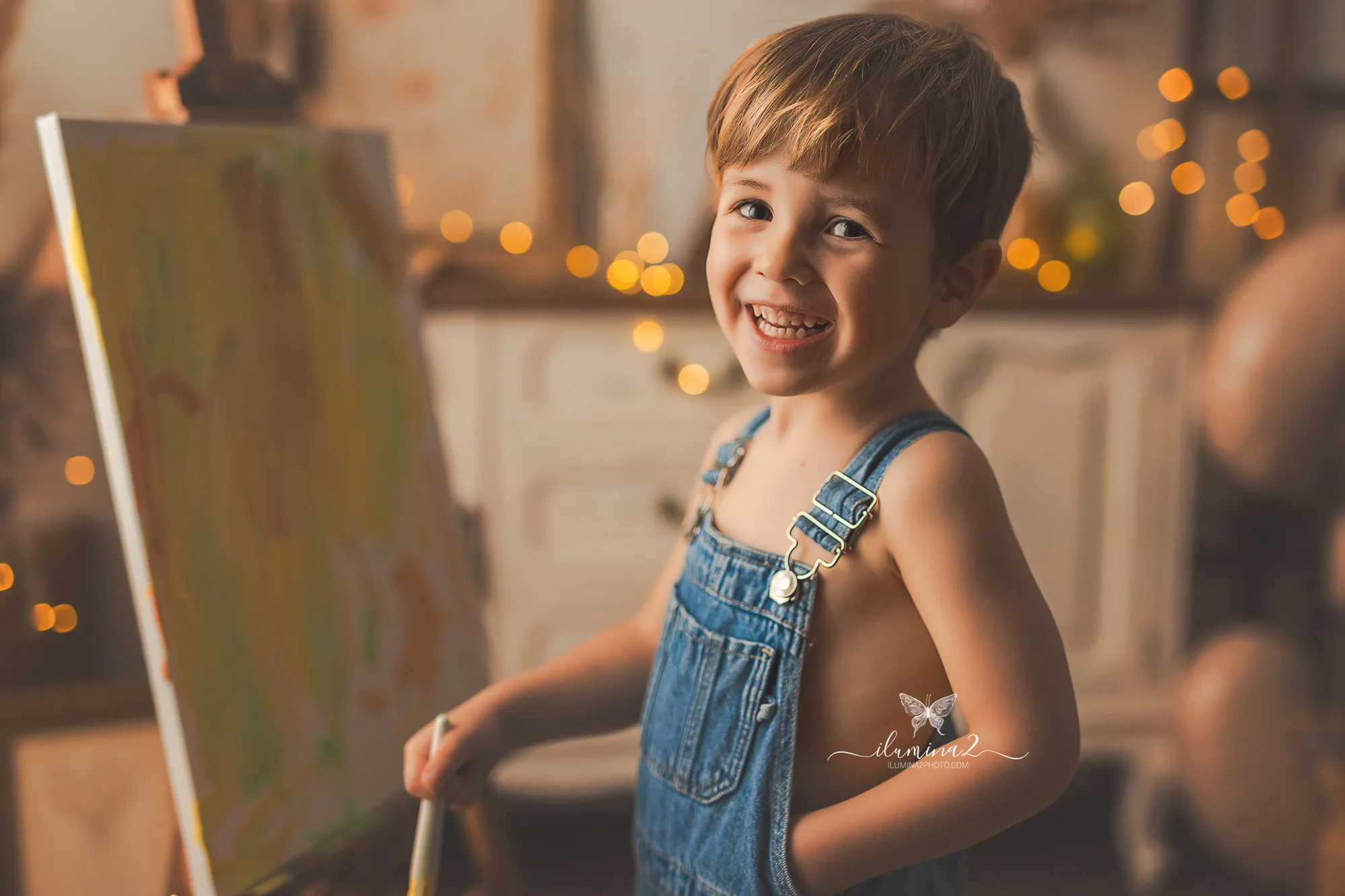 Sesión de fotos con pintura para niños pintando un lienzo en Barcelona