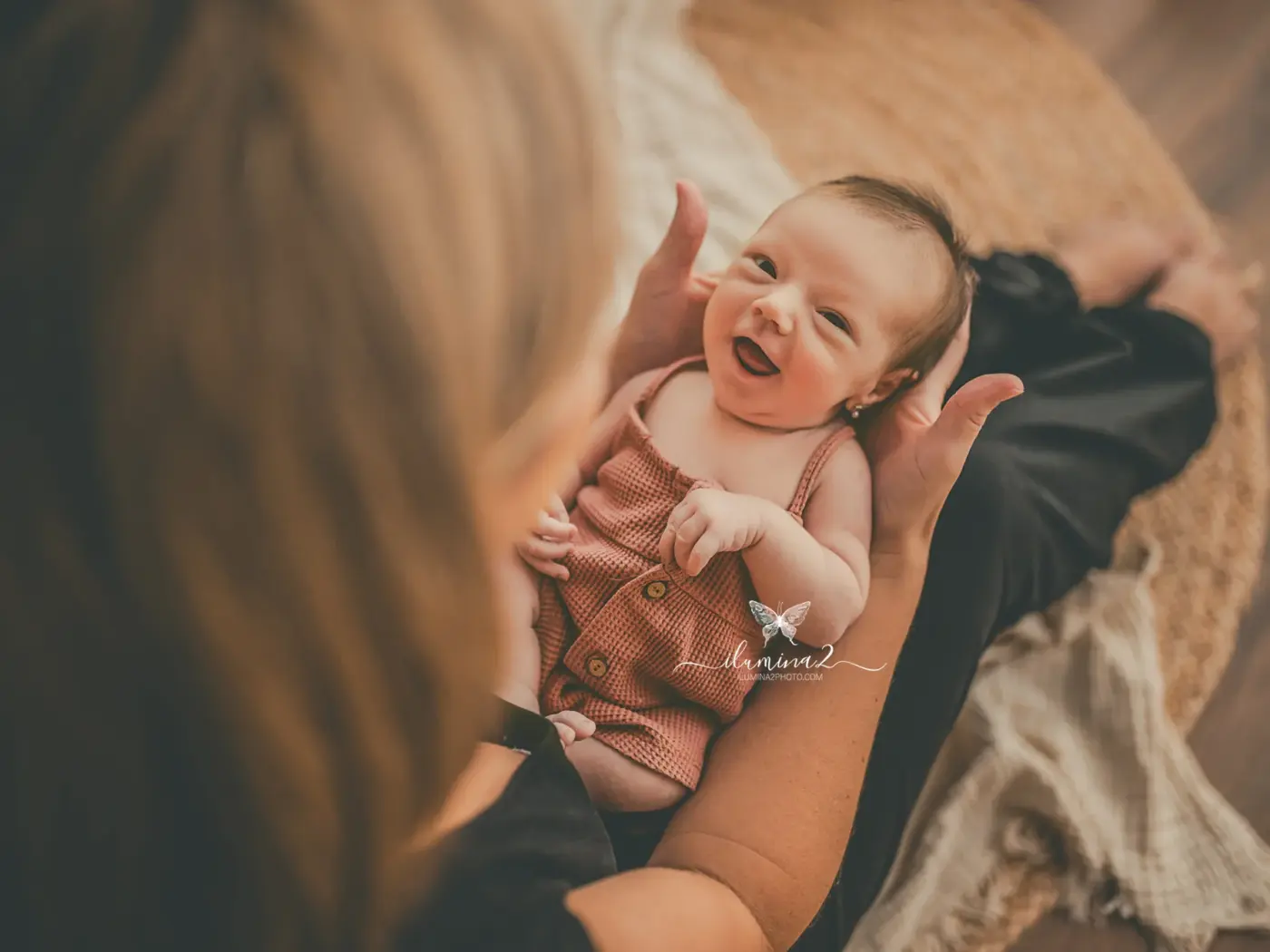 sesión newborn en estudio con mamá y papá