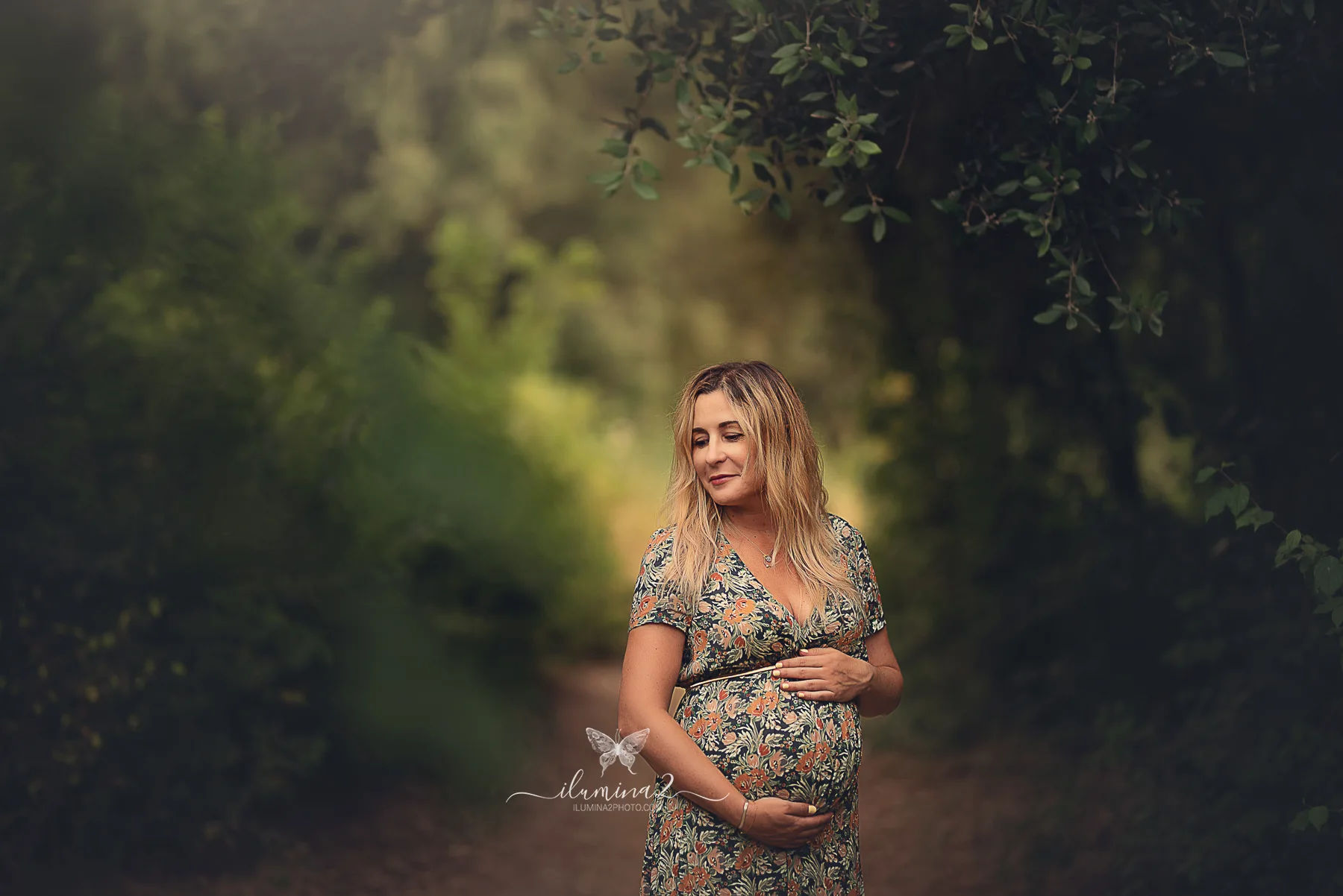 Mujer embarazada en una sesión premamá tranquila en un entorno natural de Barcelona