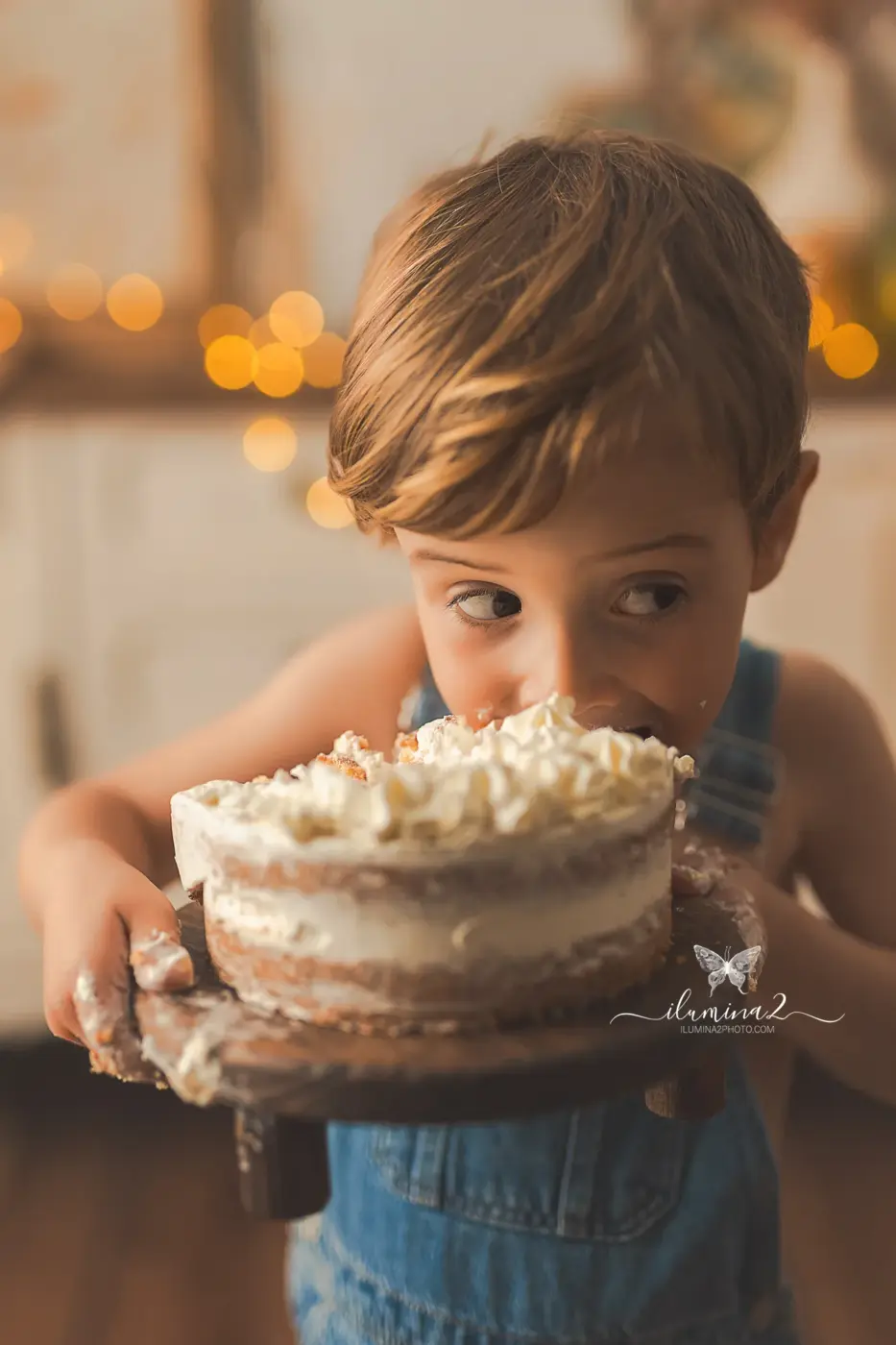 Niño contento en su sesión de fotos infantil en Barcelona