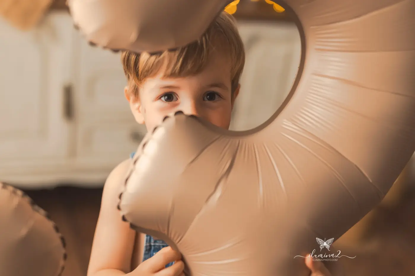 Niño observando antes de empezar una sesión de fotos infantil